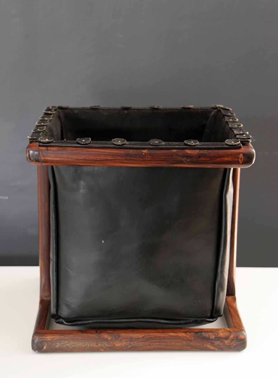 Corbeille à papier originale de Don Shoemaker. Presque parfait état.
Bois et cuir.
 