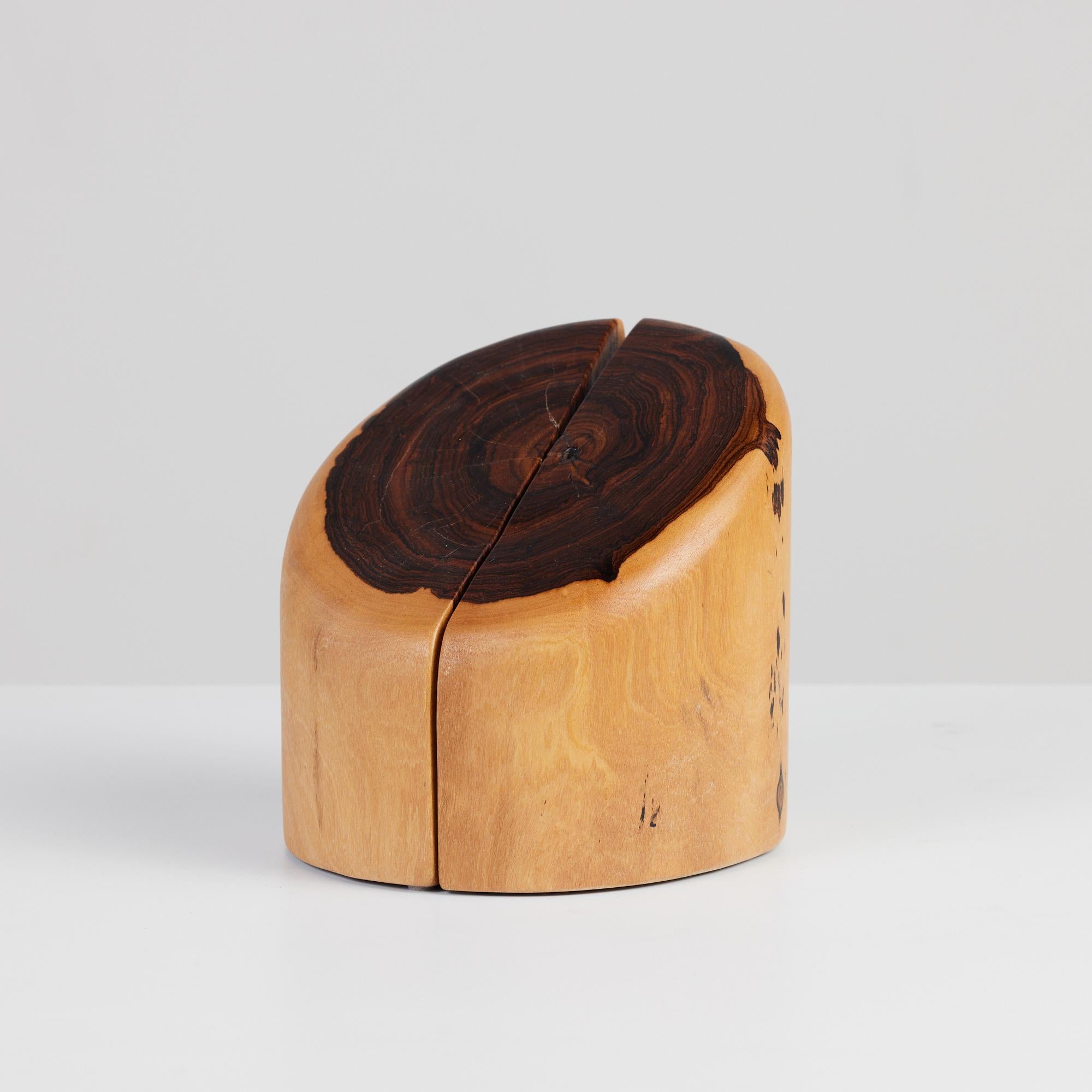 Una coppia di fermalibri in legno massiccio realizzati dal designer messicano-americano Don Shoemaker per la sua azienda, Señal. Realizzati in legno di cocobolo, una specie di legno tropicale locale simile al palissandro, i reggilibri mostrano un