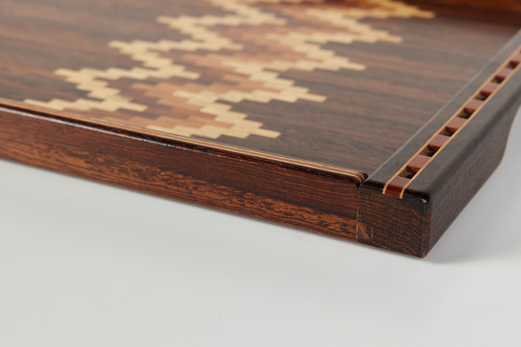 Don Shoemaker für Señal Großes dekoratives Tablett mit Chevron-Streifen (Holz)