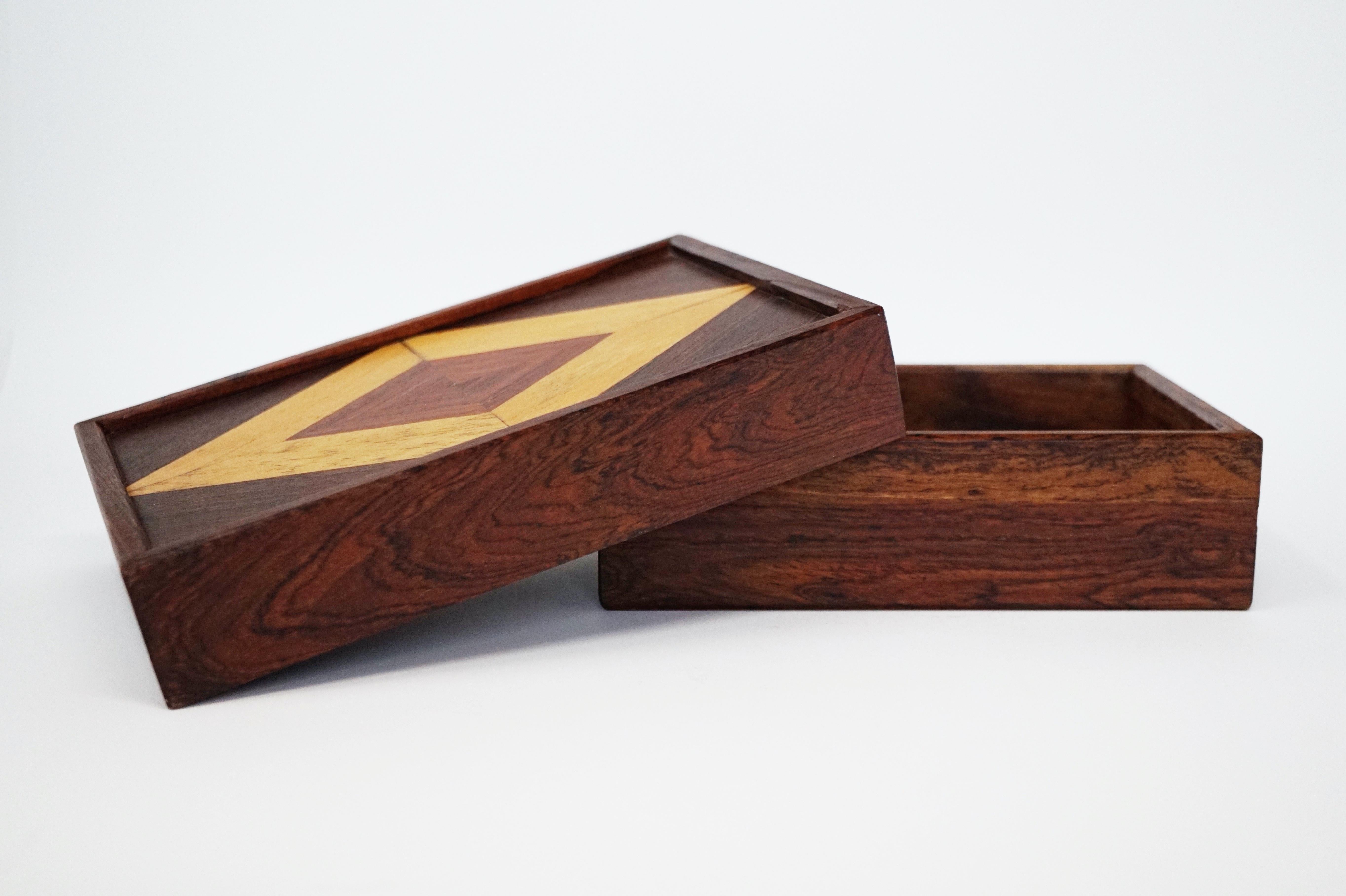 This incredible Cocobolo Rosewood lidded catchall box by leading 1960s modernist designer Don Shoemaker for Senal S.A. (Mexico) is highly sought after by interior designers and avid collectors alike. This example is particularly perfect for the