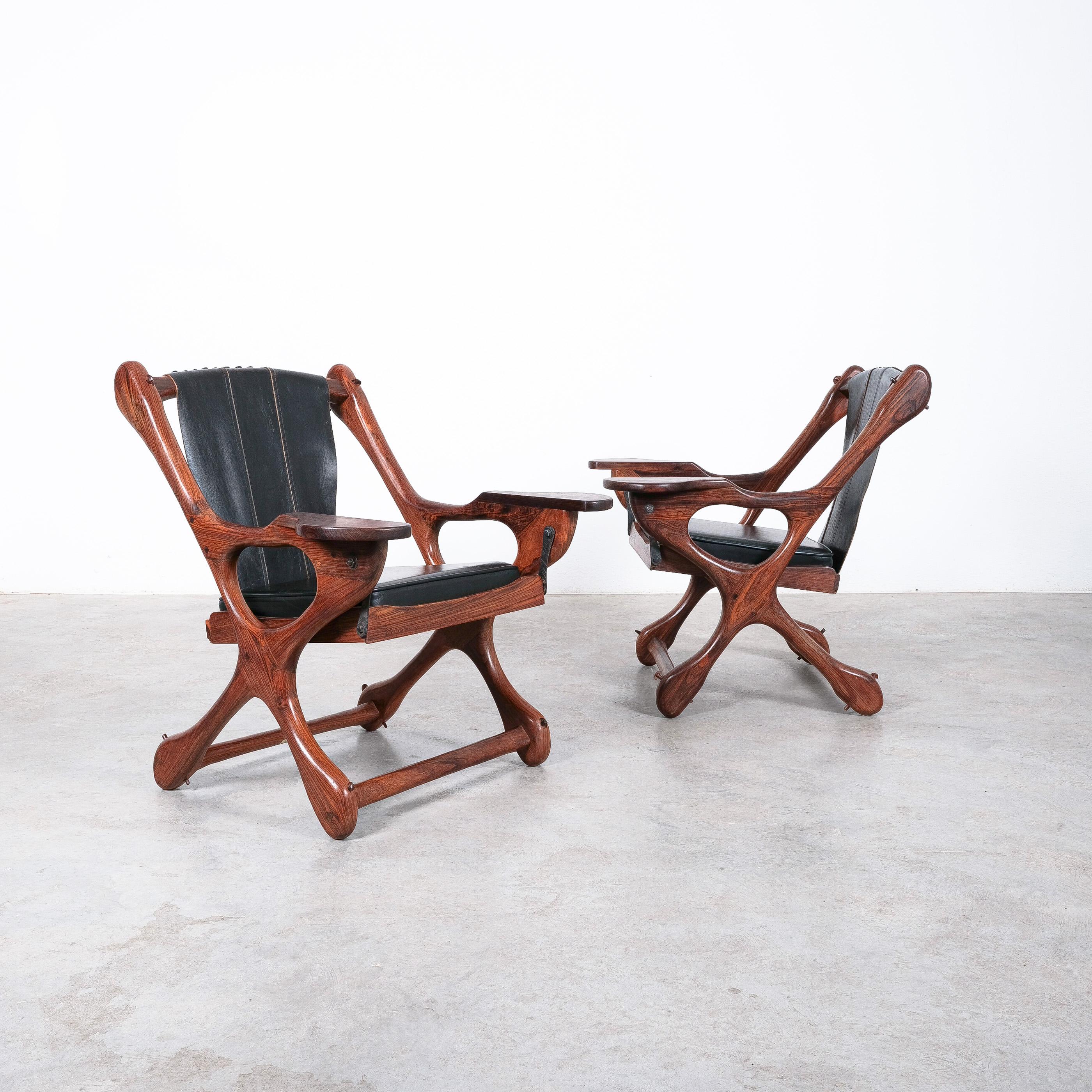 Rare pair of rosewood and leather chairs in wonderful condition, Don Shoemaker 1960

A stunning pair of vintage safari chairs in solid rosewood and leather. US born Don Shoemaker has created a sculptural masterpiece with the 'Swinger Chair' for
