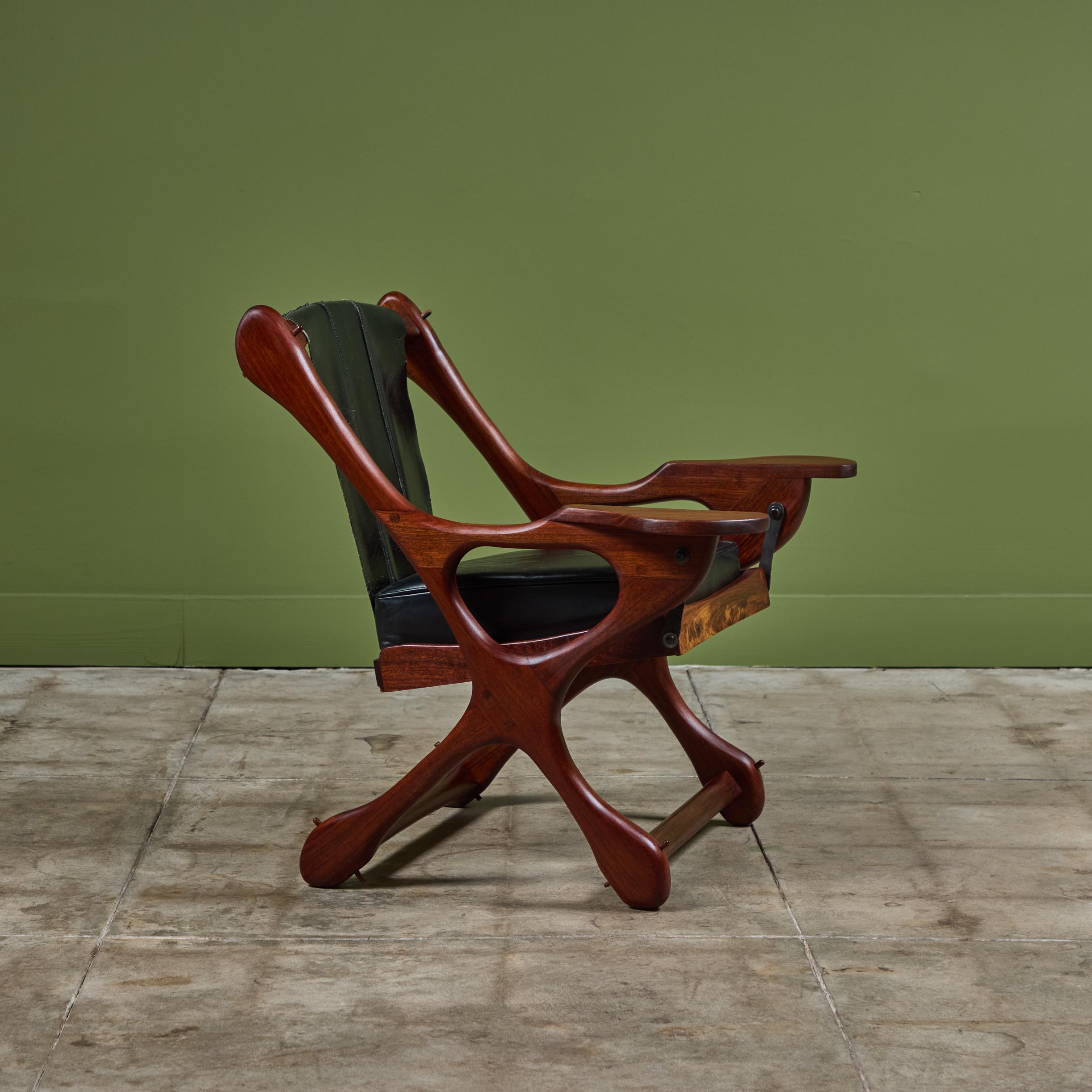 Sedia da salotto Swinger in mogano di Don Shoemaker In condizioni ottime in vendita a Los Angeles, CA