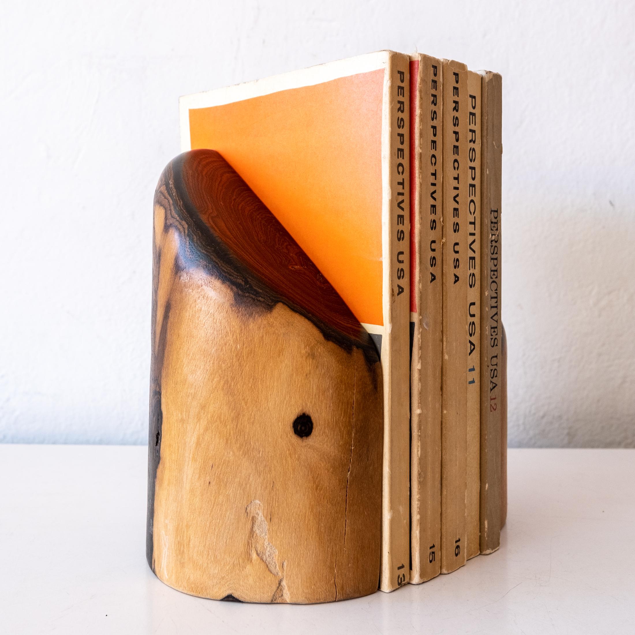 Handgeschnitzte Buchstützen aus Cocobolo vom mexikanischen Modernisten Don Shoemaker. Behält die Originaletiketten aus seiner Werkstatt in Señal Mexico. Dieser Entwurf war Teil der Don S. Shoemaker-Ausstellung 2017 im Museo de Arte Moderno in