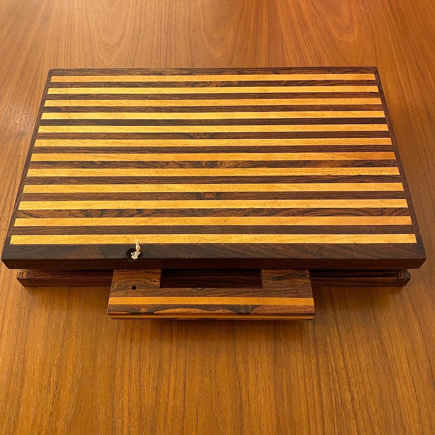 Don S. Shoemaker for Señal, S.A. Mexico portable backgammon set made of beautiful hardwoods with marquetry inlay on the interior board. The set is complete and includes the carrying case with removable handle, the interior game board, 15 off-white