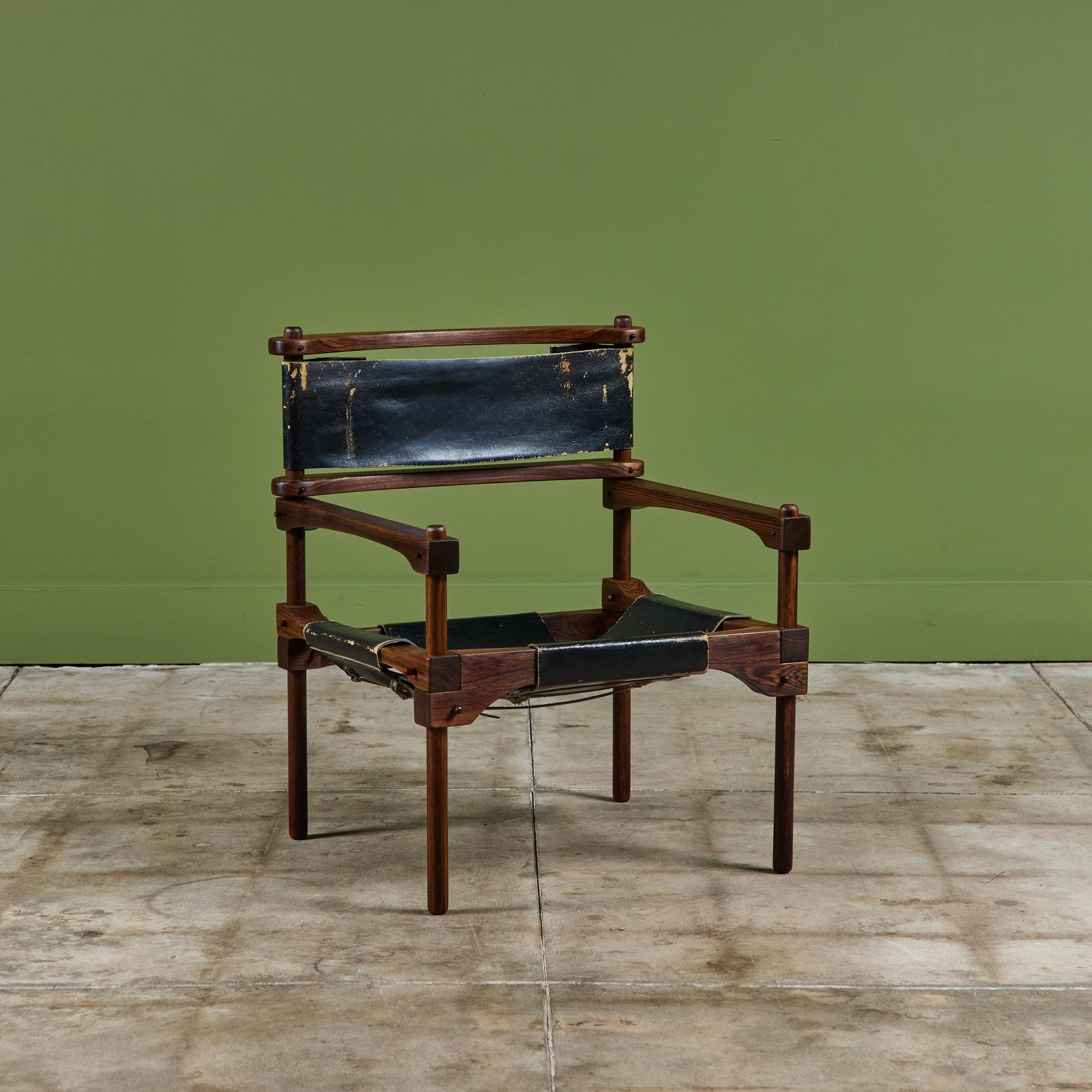 Chaise longue safari en cuir de Don Shoemaker pour Señal, c.1960, Mexique. La chaise est dotée d'un cadre en cocobolo de bois de rose et d'un cuir noir patiné d'origine. Le cuir présente un détail de sangle à l'arrière du dossier et sous l'assise.