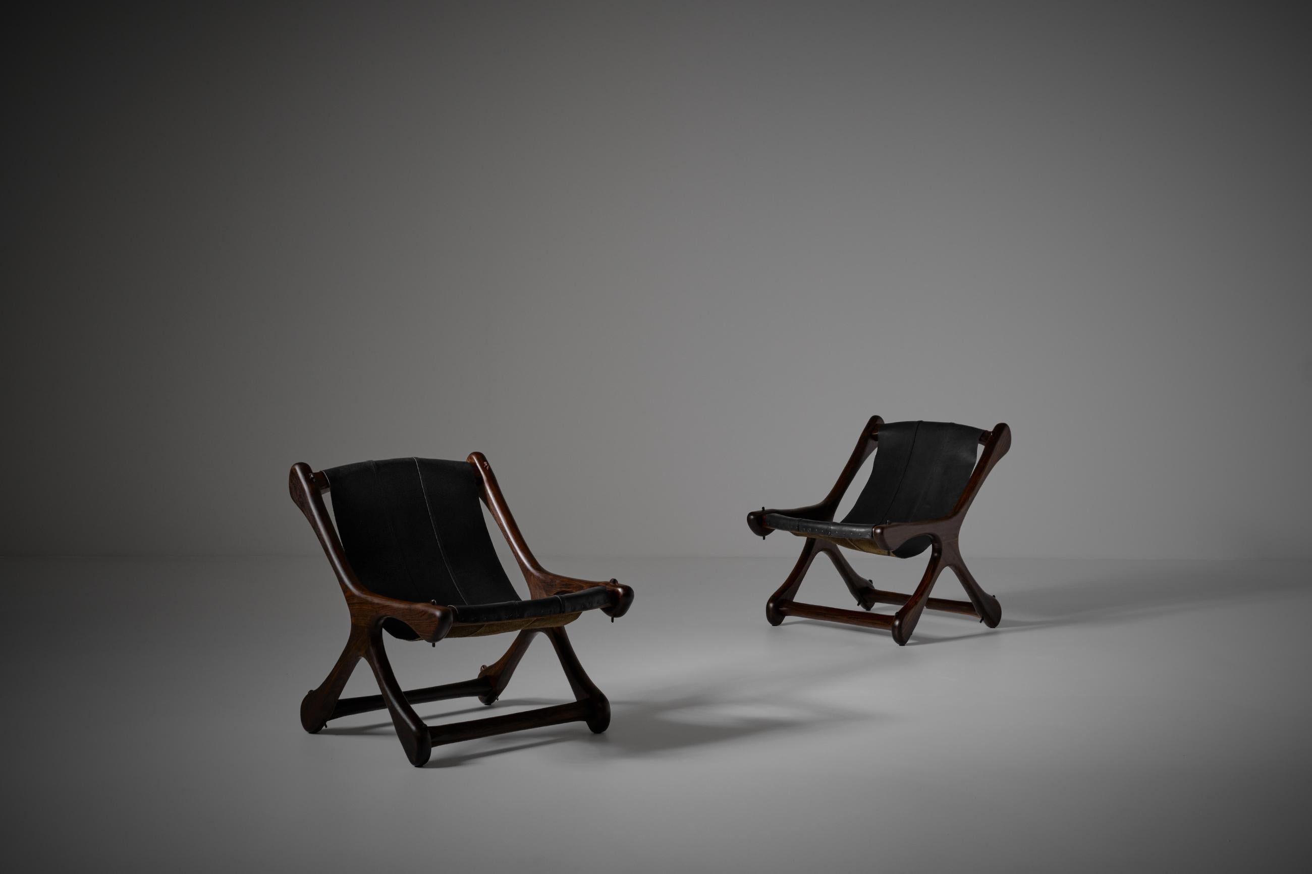 Paire de chaises longues modèle 'Sloucher' de Don Shoemaker pour Señal, Mexique années 1960. Une structure osseuse exceptionnelle de forme organique avec un beau siège en cuir en bandoulière. Des formes intéressantes et des détails étonnants tels