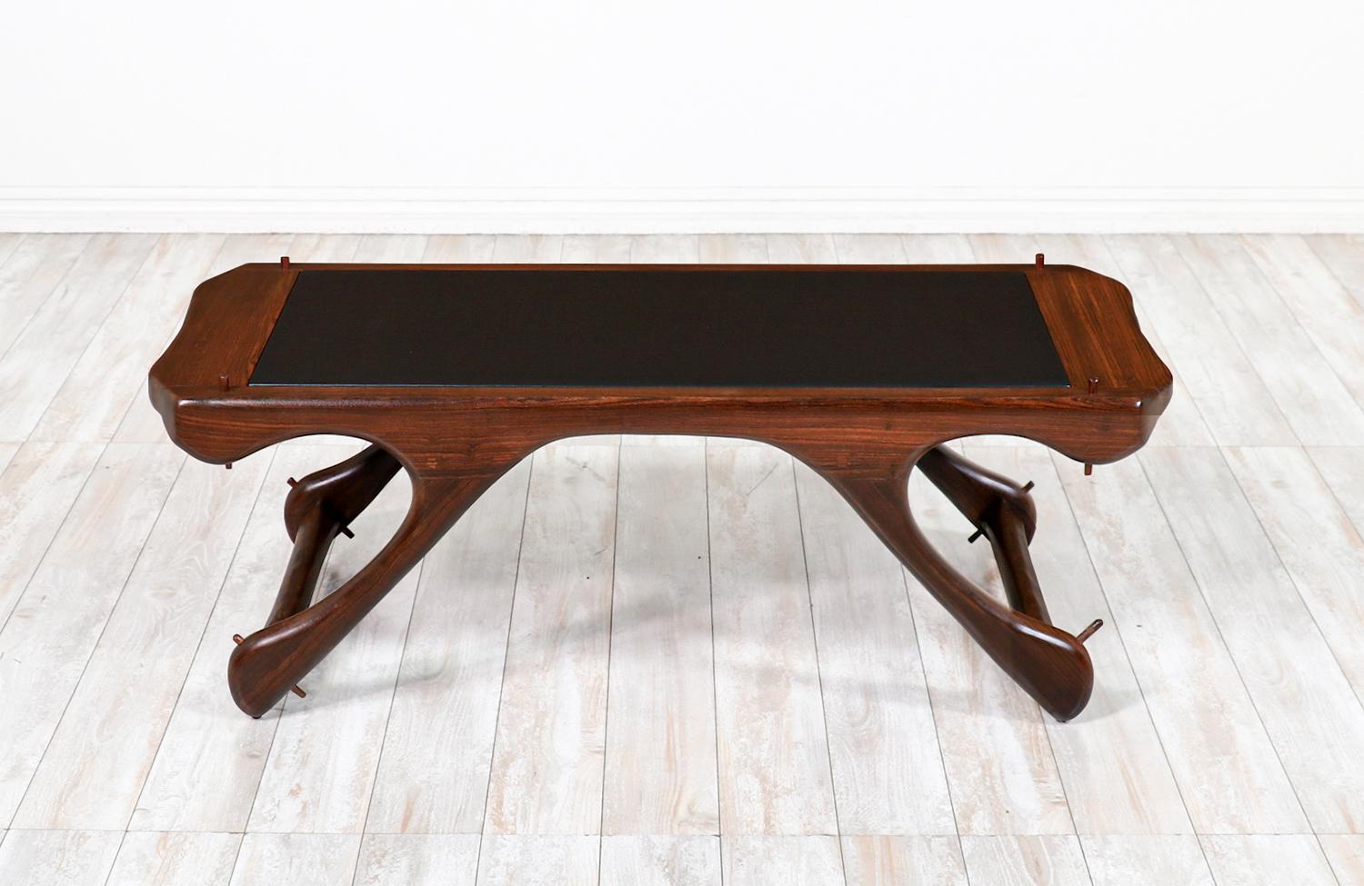 Mid-Century Modern Table basse en palissandre sculpté et cuir de Don Shoemaker pour Señal Furniture en vente