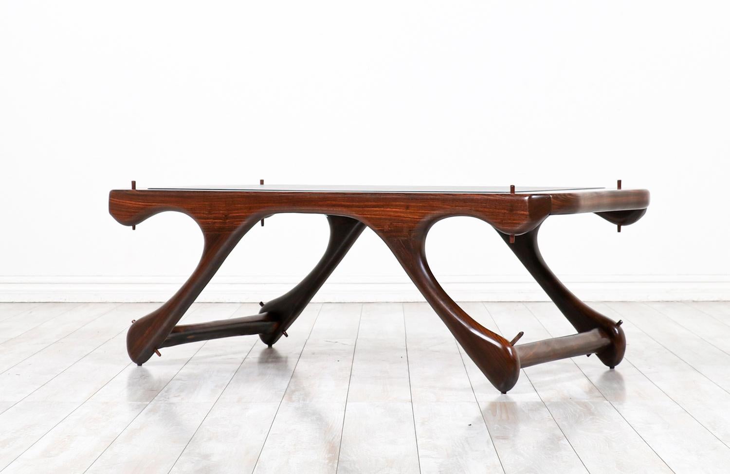 Mexicain Table basse en palissandre sculpté et cuir de Don Shoemaker pour Señal Furniture en vente