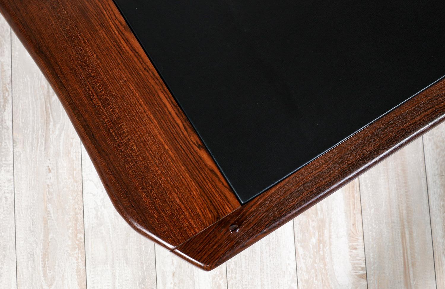 Milieu du XXe siècle Table basse en palissandre sculpté et cuir de Don Shoemaker pour Señal Furniture en vente