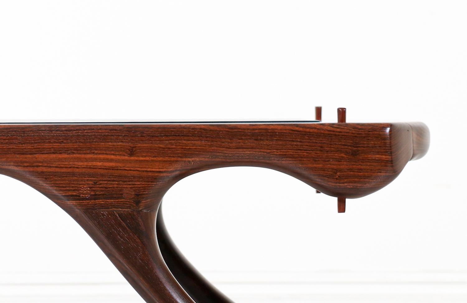 Cuir Table basse en palissandre sculpté et cuir de Don Shoemaker pour Señal Furniture en vente