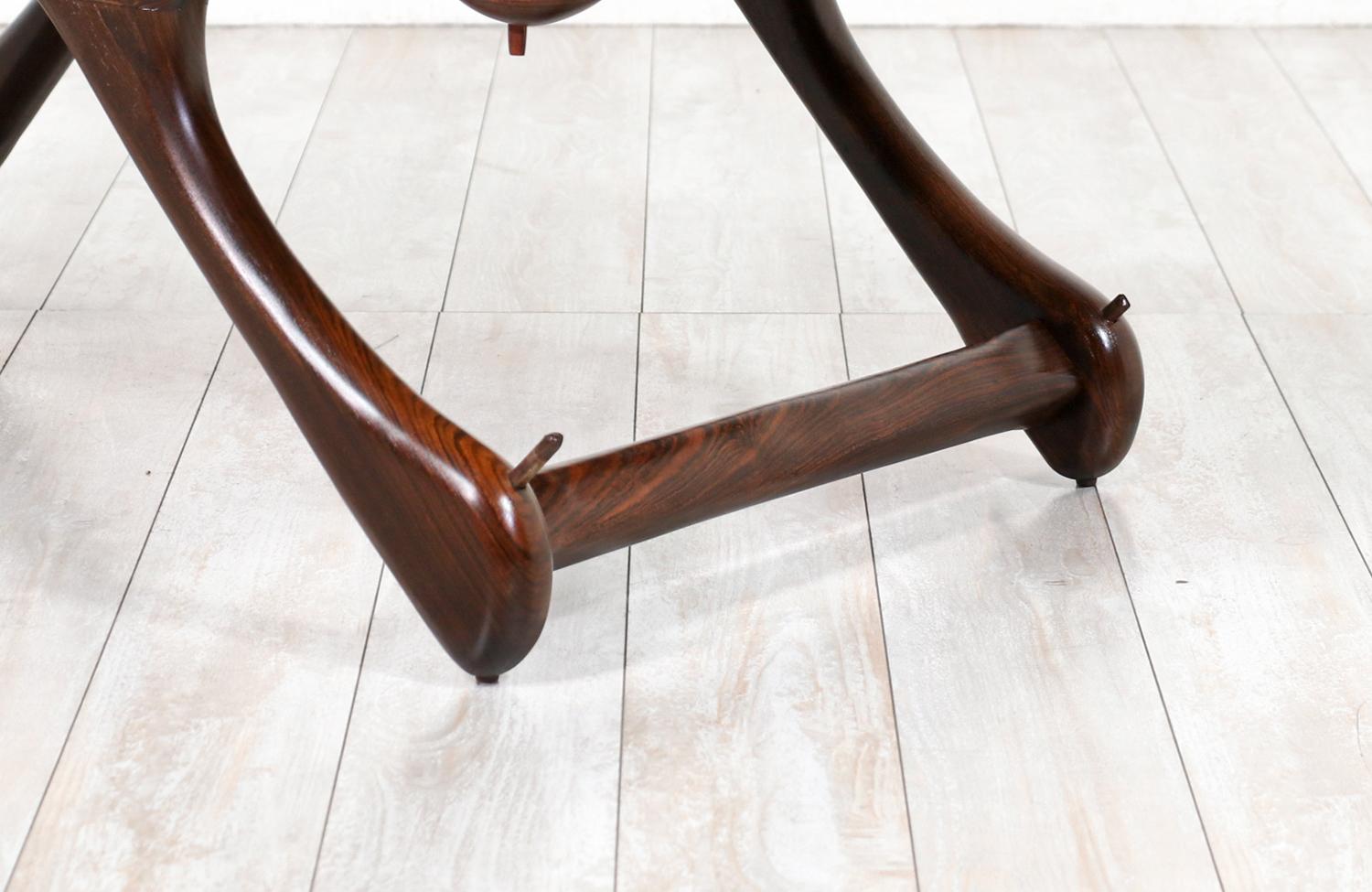 Table basse en palissandre sculpté et cuir de Don Shoemaker pour Señal Furniture en vente 1