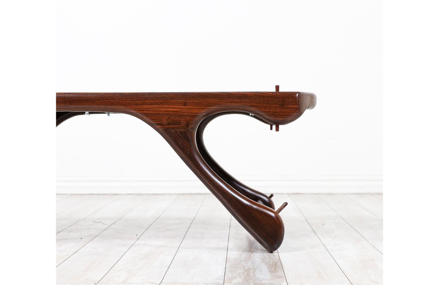 Table basse en palissandre sculpté et cuir de Don Shoemaker pour Señal Furniture en vente 2
