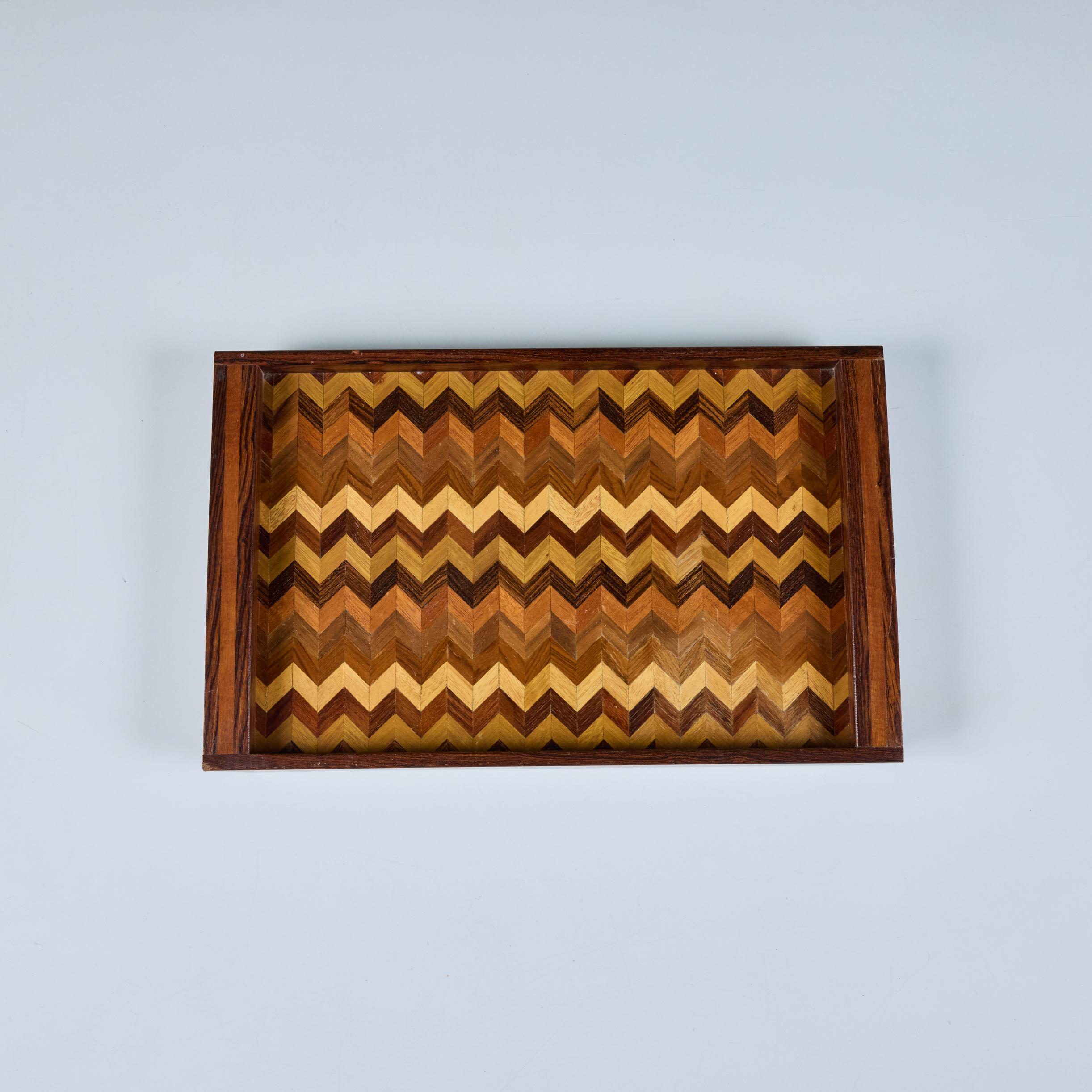 Don Shoemaker Kleines dekoratives Tablett mit Chevron-Marketerie für Señal im Angebot 3