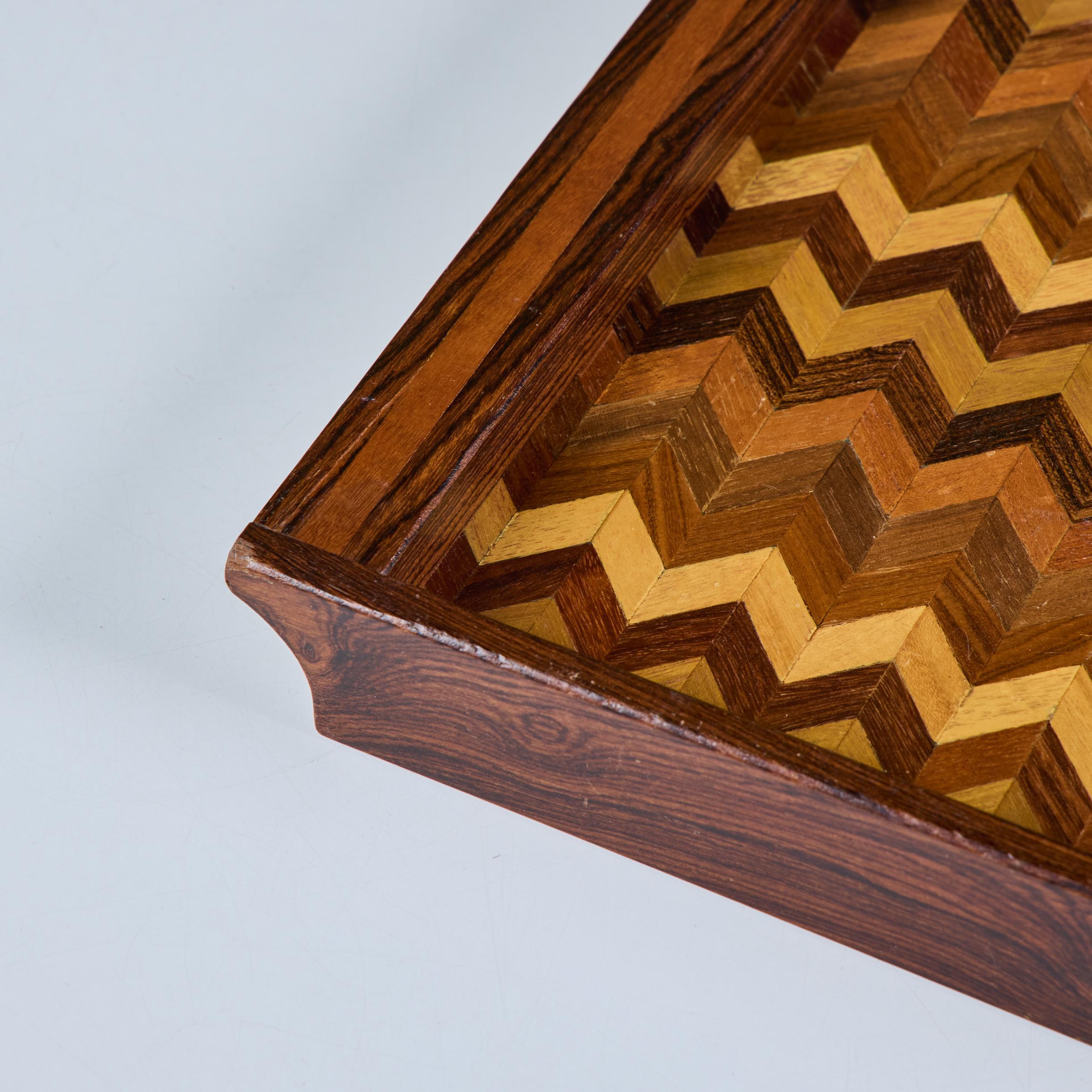Don Shoemaker Kleines dekoratives Tablett mit Chevron-Marketerie für Señal im Angebot 4