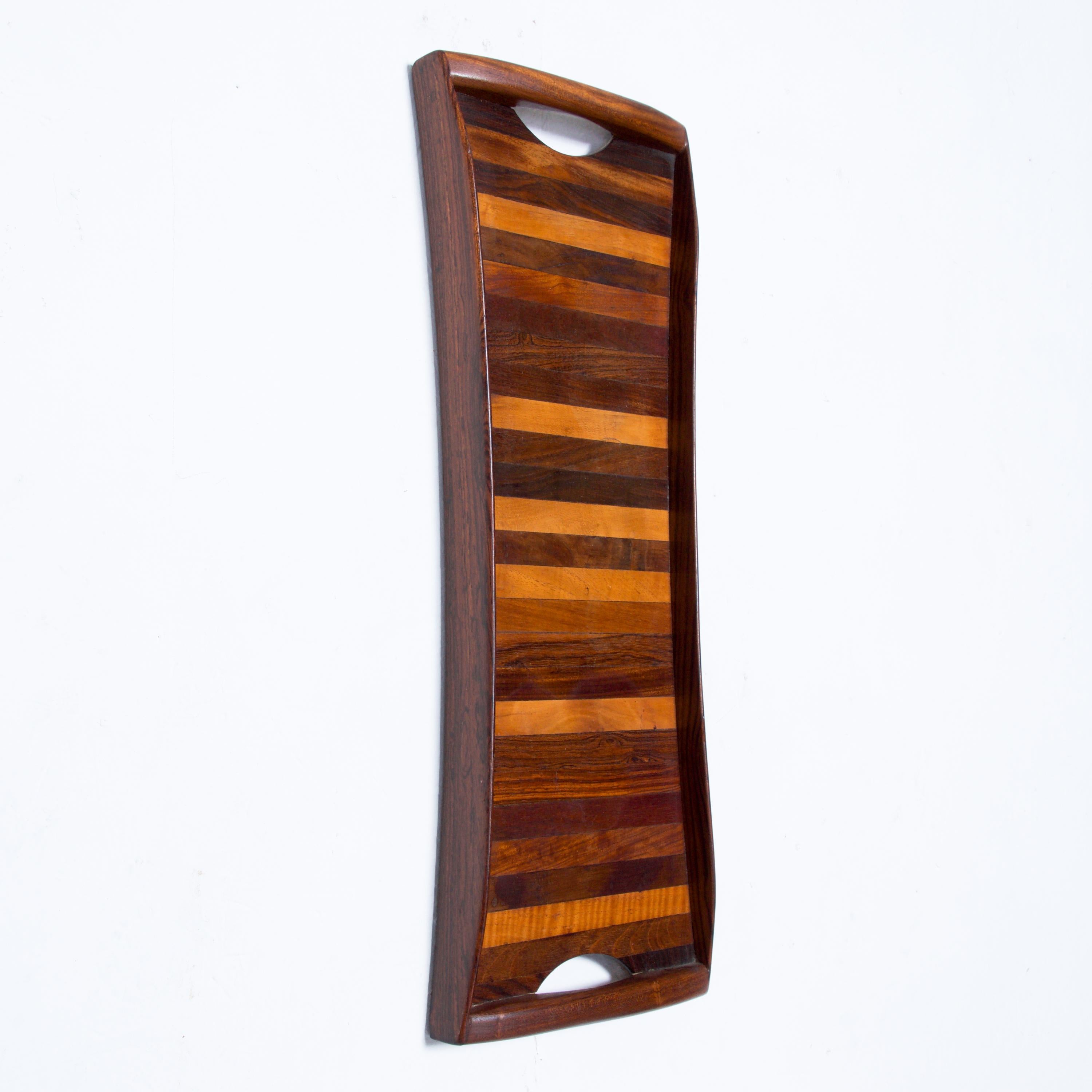 Service tray
Don Shoemaker for Señal sculptural exotic wood long tapered serving tray with handles Mexico 1970s
Curved rosewood tray designed and produced in Mexico.
Slightly bowed edges framed by four curved pieces of solid rosewood. There is a