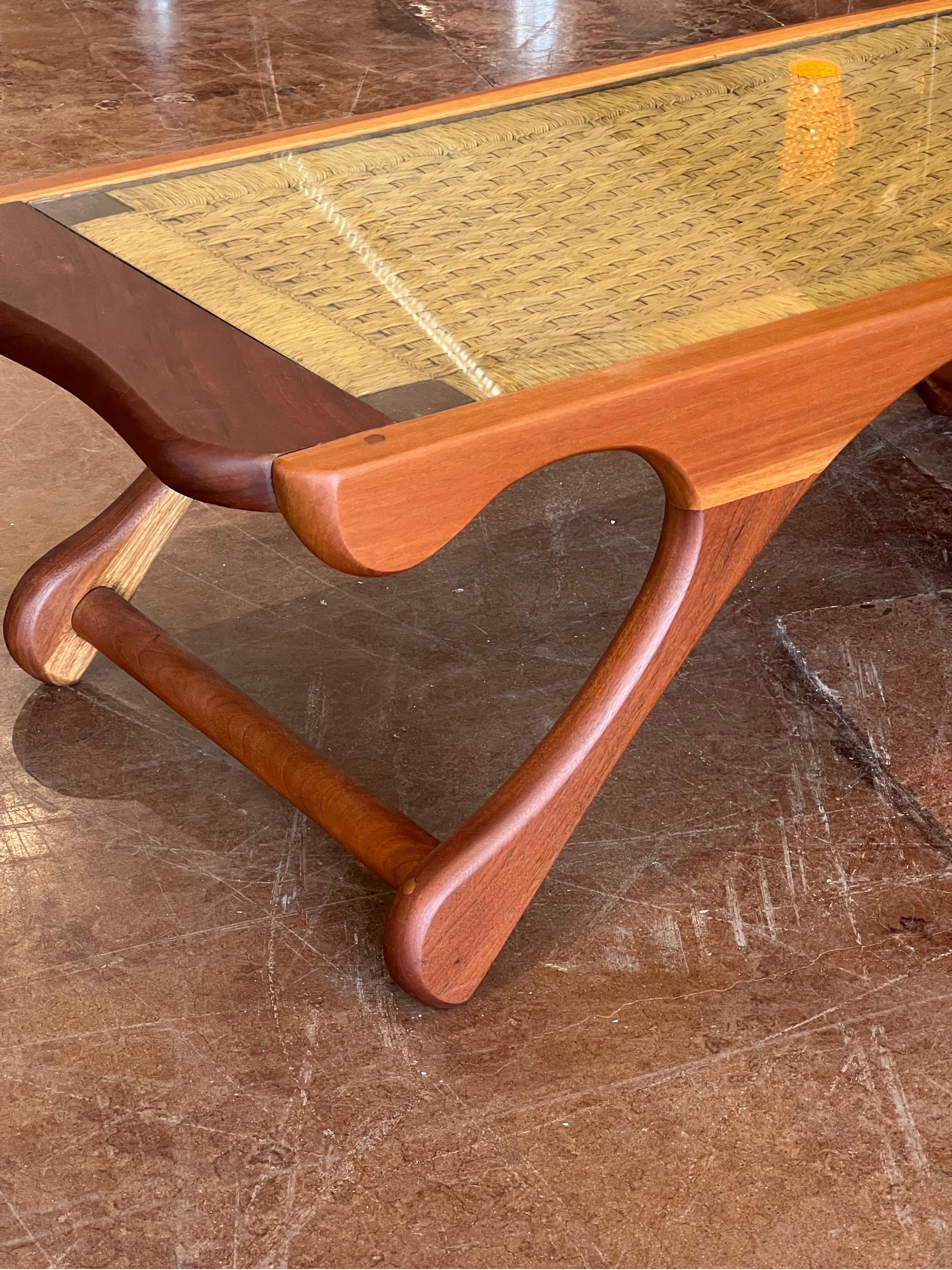 Restaurierter Don Shoemaker Couchtisch im Stil der 1970er Jahre aus Nussbaum und Rohr mit Glasplatte

Dieser wunderschön restaurierte Couchtisch aus Nussbaum und Rohr, der in den 1970er Jahren gefertigt wurde, ist ein Beispiel für die zeitlose