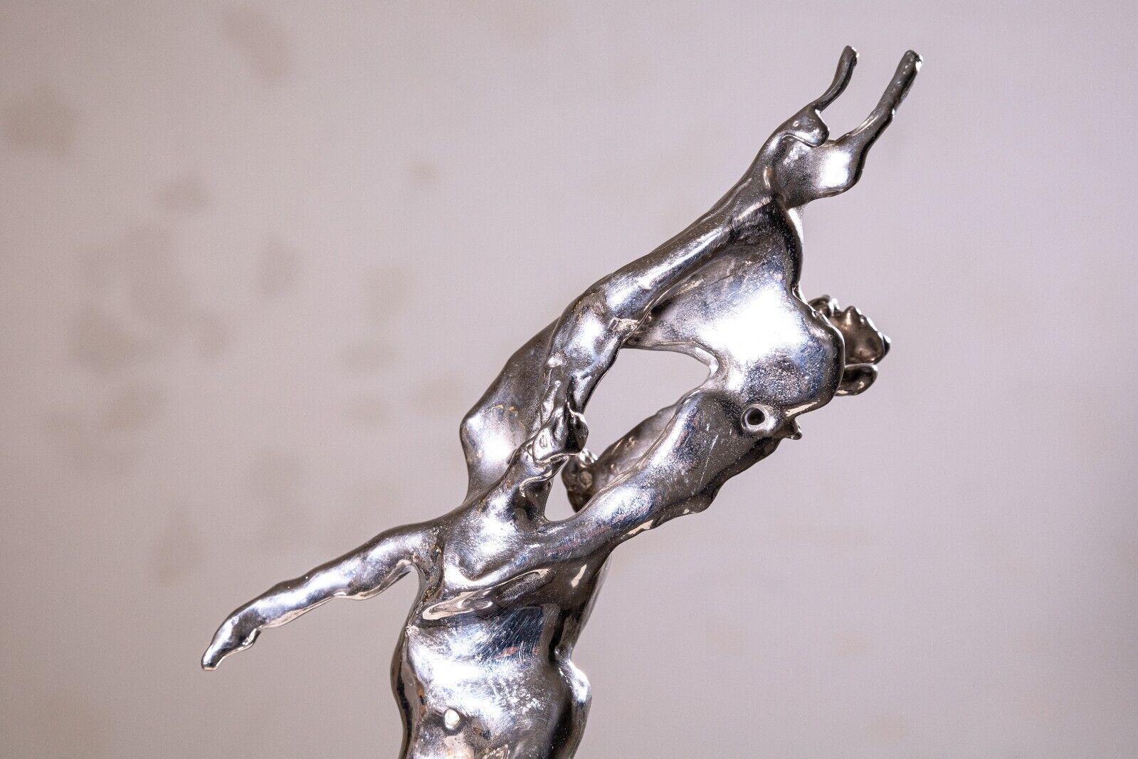 Questa scultura dinamica e astratta di Don Snyder, realizzata nel 1974, è in acciaio galvanizzato. L'opera presenta forme fluide e organiche che evocano un senso di movimento ed energia, riflettendo l'abilità di Snyder nel manipolare il metallo per