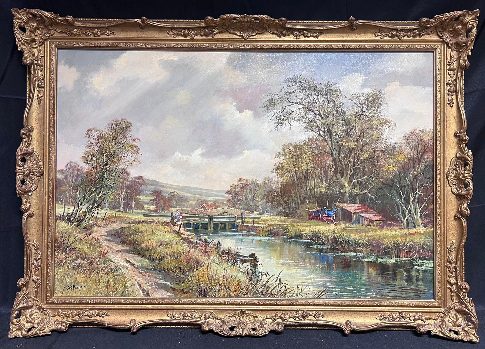 Enorme olio tradizionale britannico Paesaggio del canale fluviale Bambini che pescano alla chiusa - Figurative Painting Marrone di Don Vaughan
