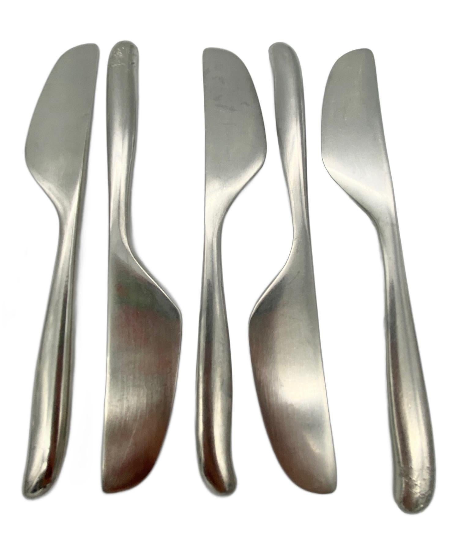 Don Wallance pour Lauffer a conçu 2 sets de 42 couverts en acier inoxydable. Lauffer Design/One, l'un des modèles les plus populaires du milieu du siècle, conserve la couronne de la beauté du design, de la fonctionnalité et de l'utilité des couverts