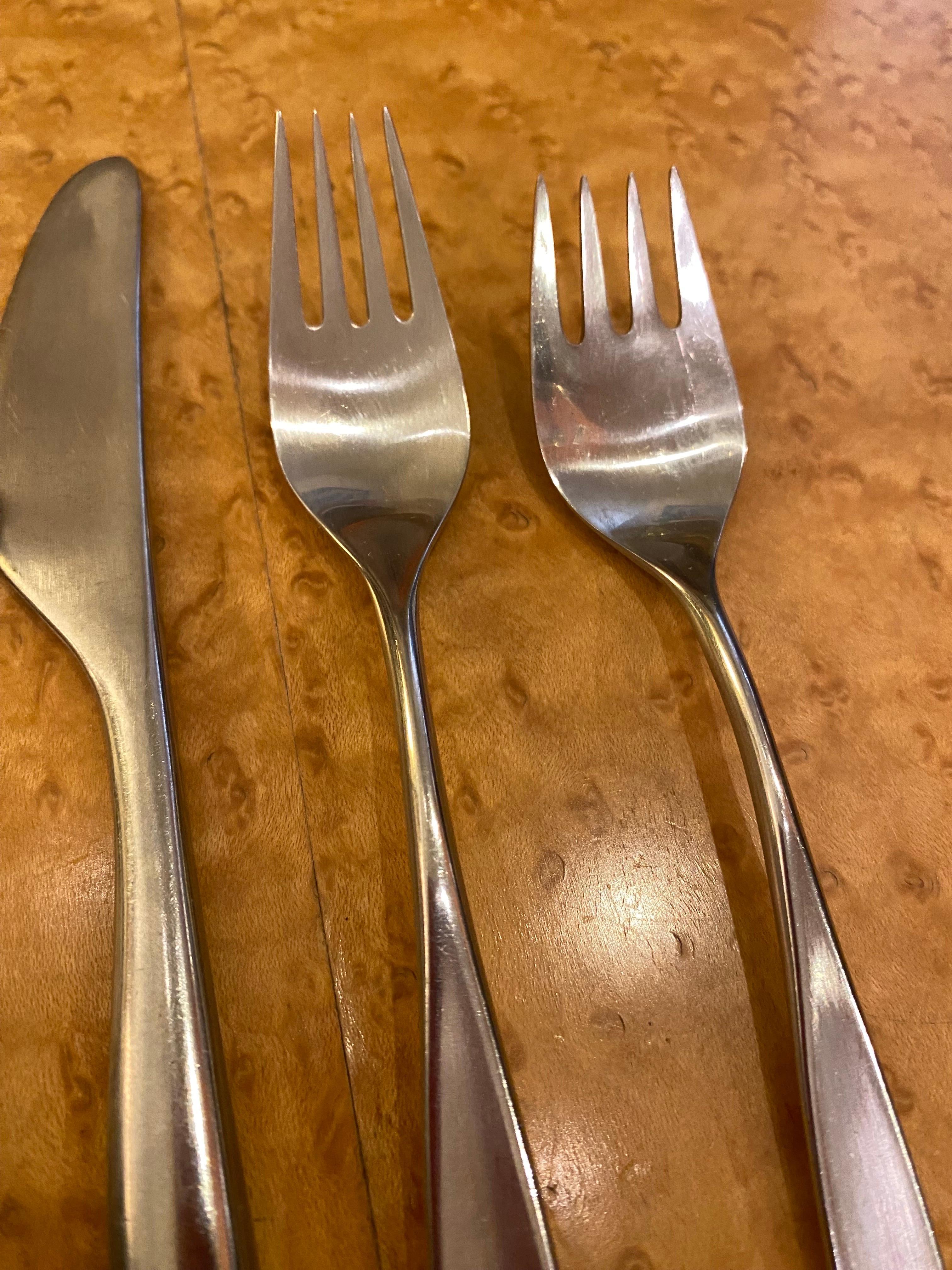 Don Wallance for Lauffer design 2 stainless steel flatware set. Service for 8 Set includes dinner fork, salad fork, Dinner Knives, Soup Spoon and Teaspoon. Beautiful Design and weight! Nice Clean Original condition! One Salad Fork shows handle wear