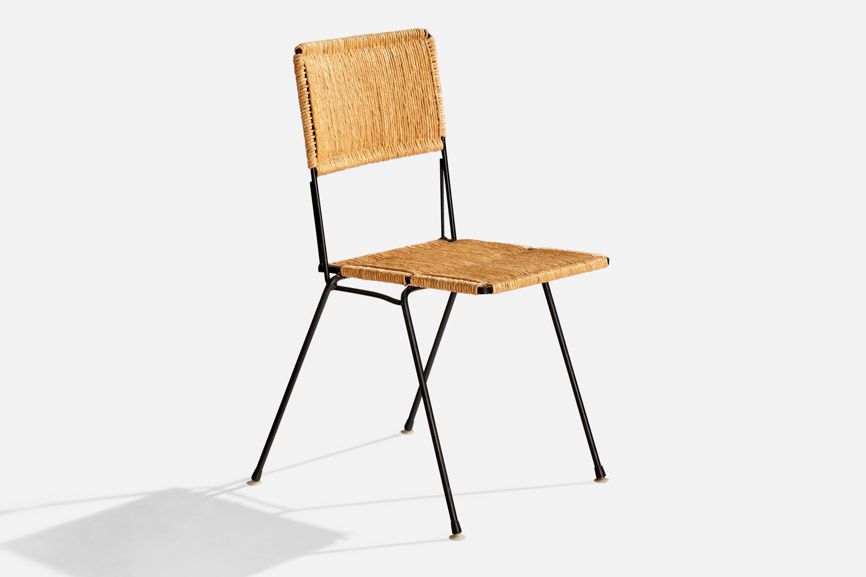 Chaise d'appoint en fer laqué noir et corde de jute, conçue et produite aux Etats-Unis, vers les années 1950.

Dimensions (pouces) : 32.25 