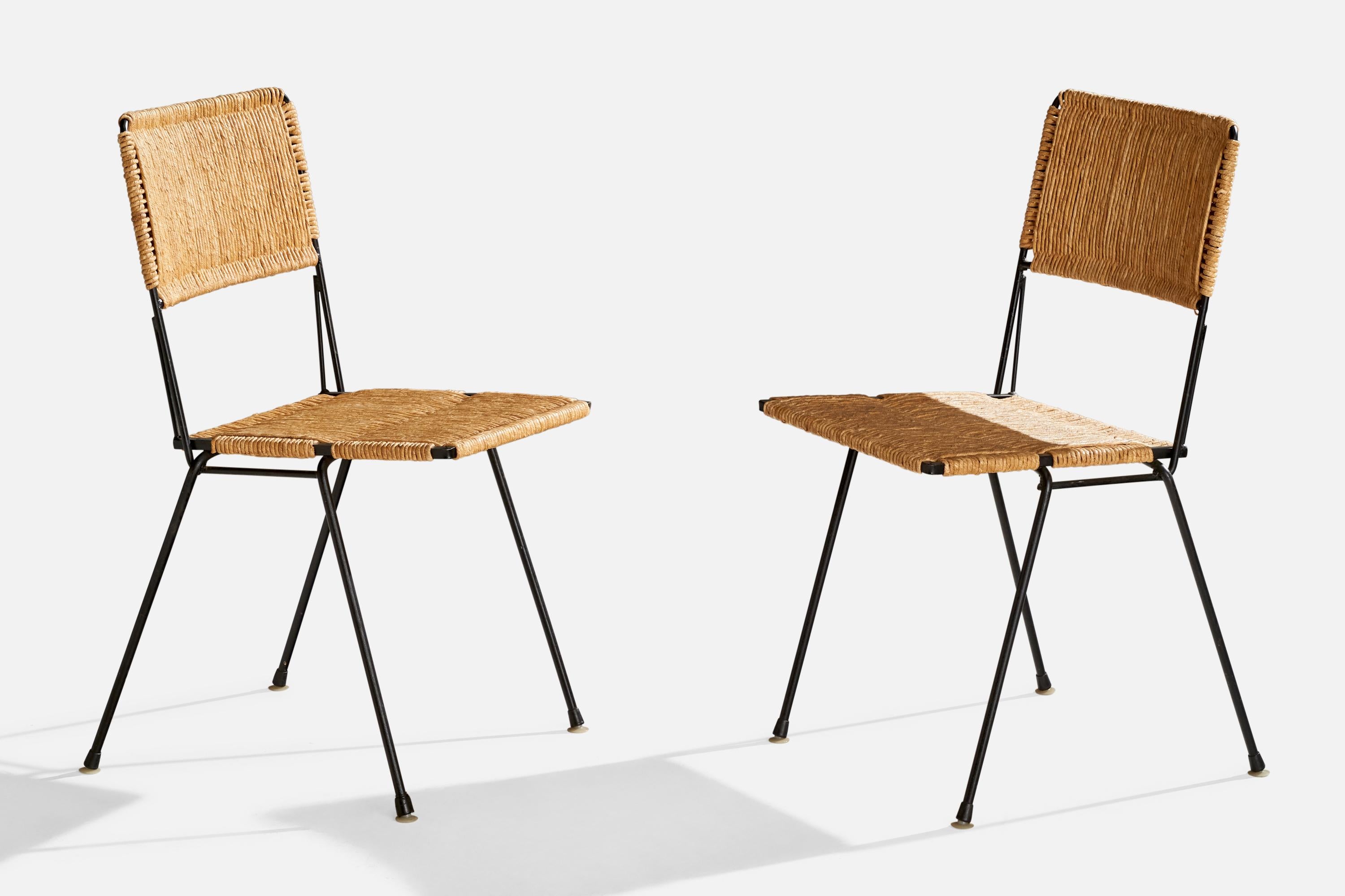 Paire de chaises d'appoint en fer laqué noir et corde de jute, conçues et produites aux États-Unis, vers les années 1950.

Dimensions (pouces) : 32.25 