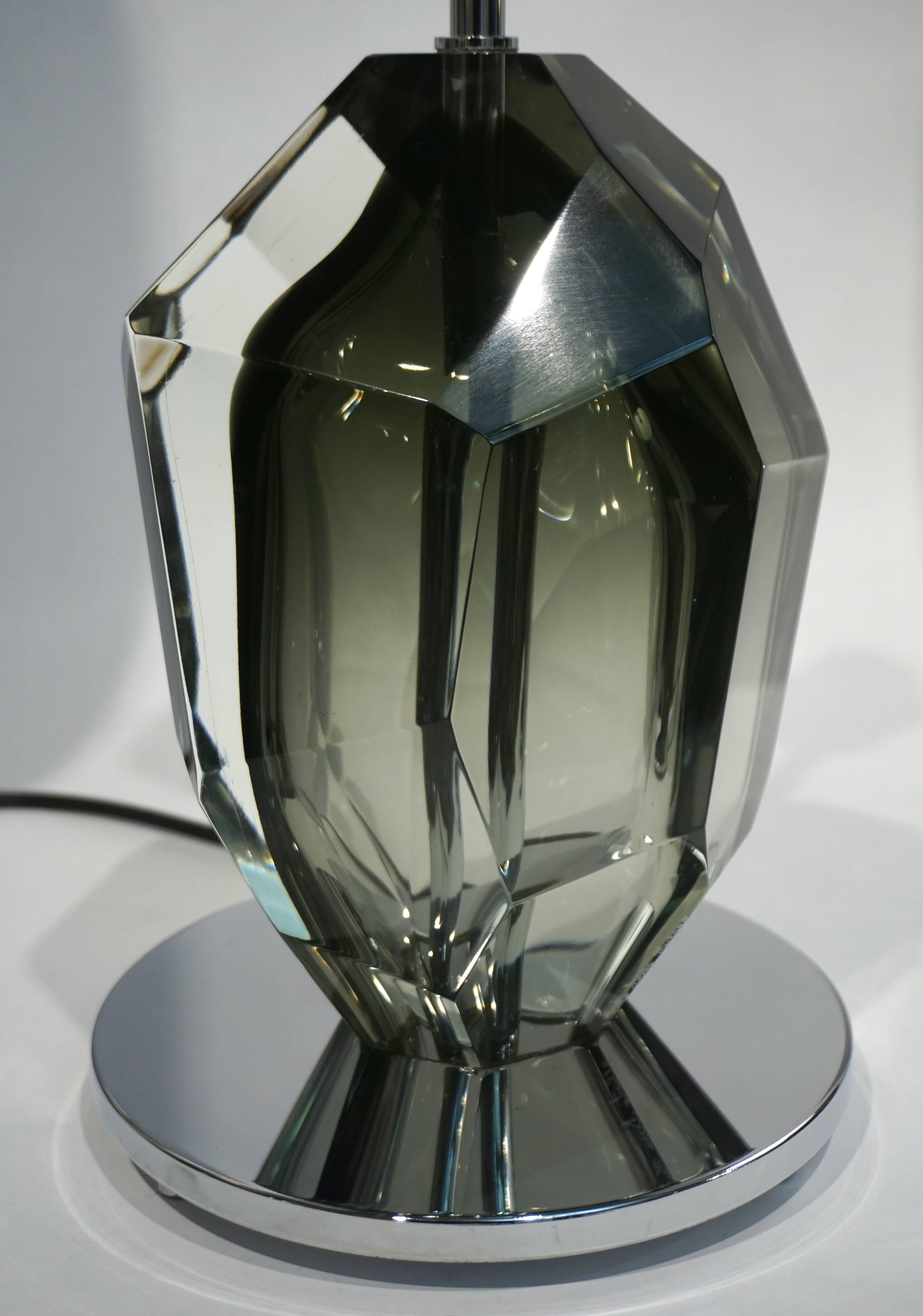 Donà, lampe italienne contemporaine en verre de Murano fumé facetté roche massive en vente 1