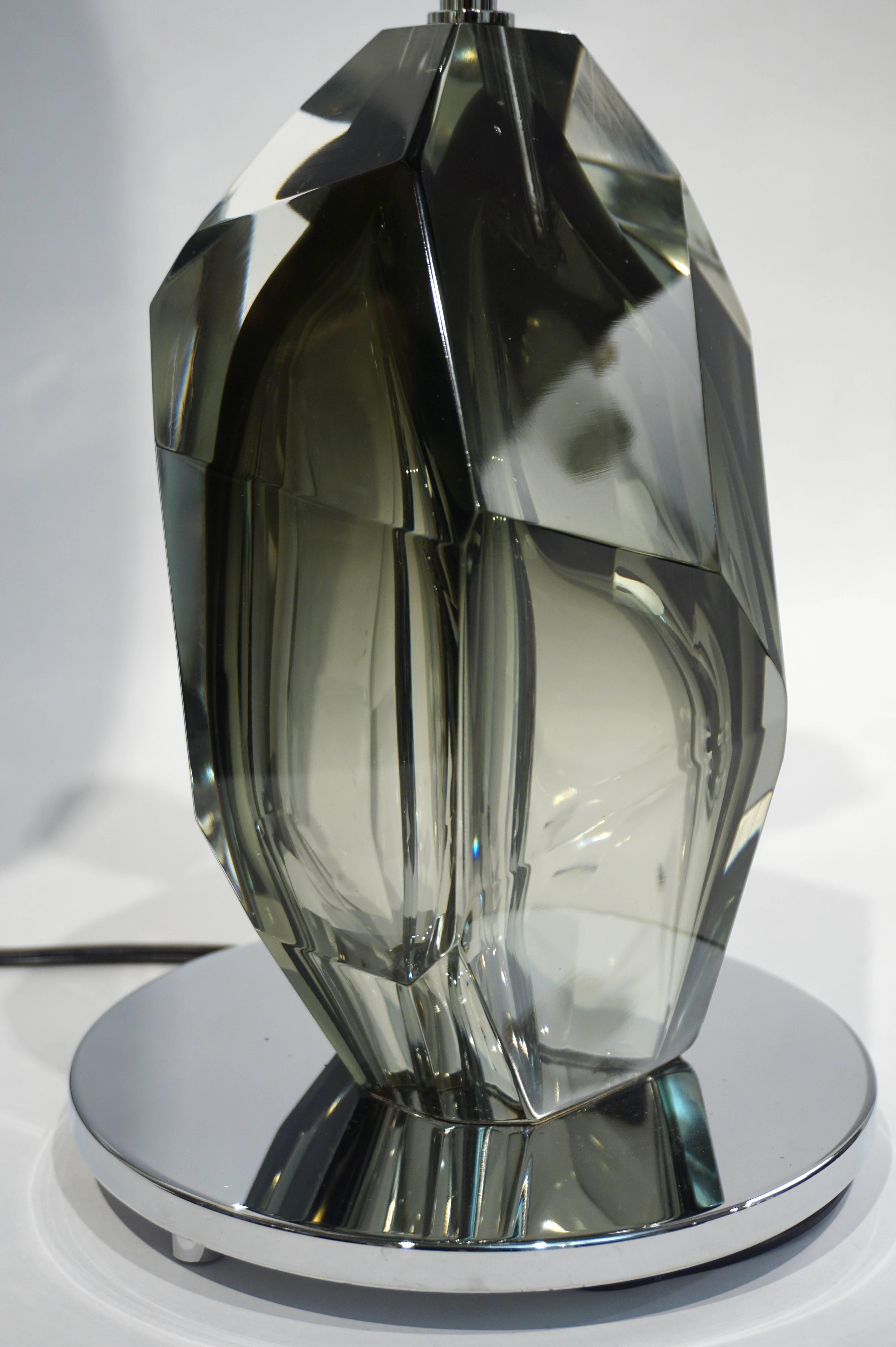 Donà, lampe italienne contemporaine en verre de Murano fumé facetté roche massive en vente 2