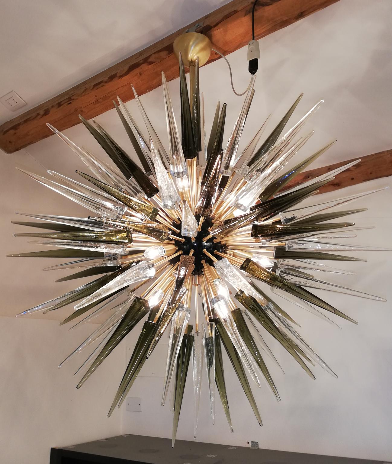 Perfect for a modern location, this Sputnik is composed by 121 crystal tips elements in Murano glass. 
Designed by Alberto Dona’, it reach the diameter of 115 cm, so it is very well matchable in large and contemporary spaces. This would hightligh