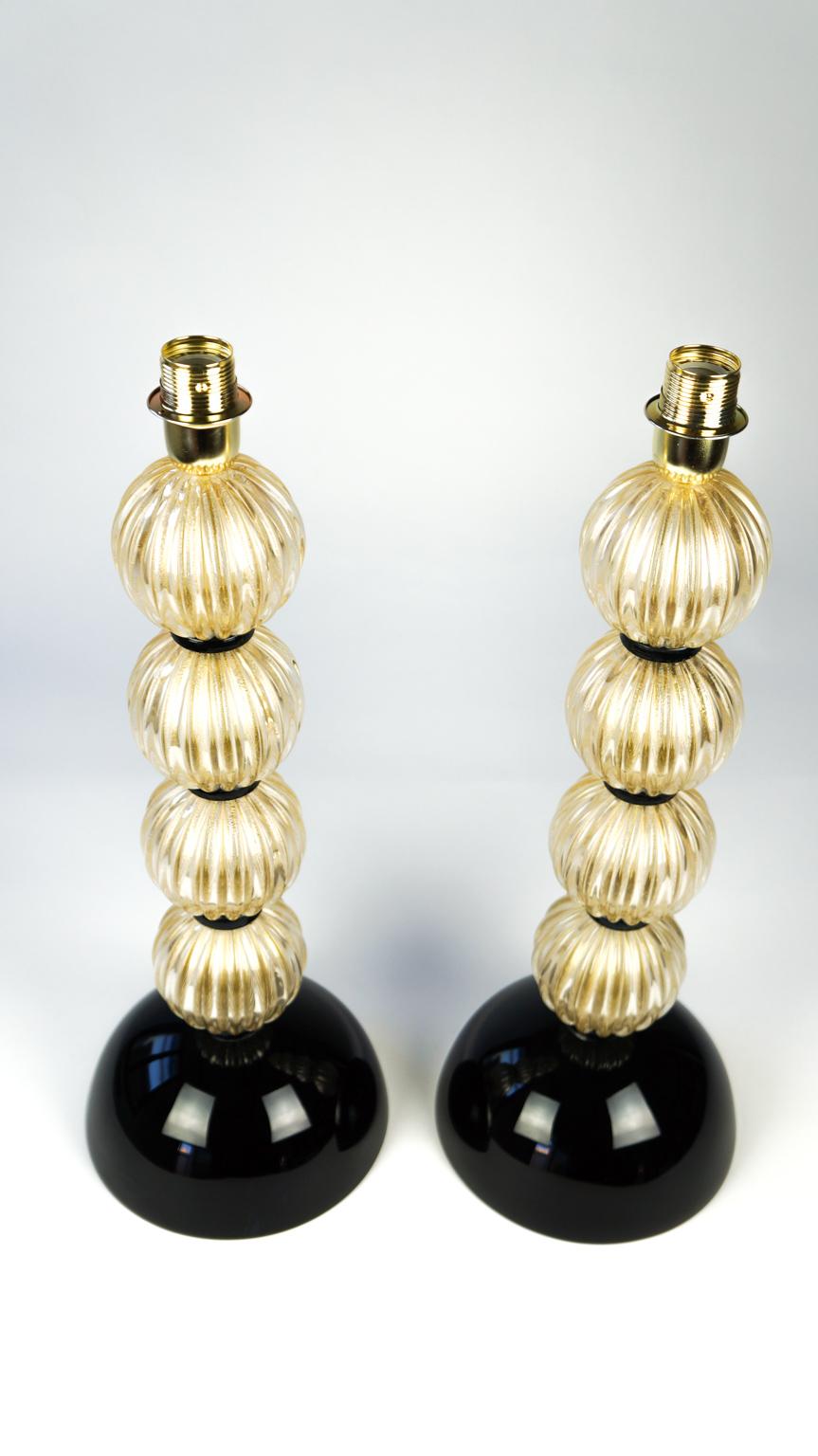 Italiano Fornace Donà - Due lampade da tavolo in vetro di Murano in oro e nero, 1985 in vendita