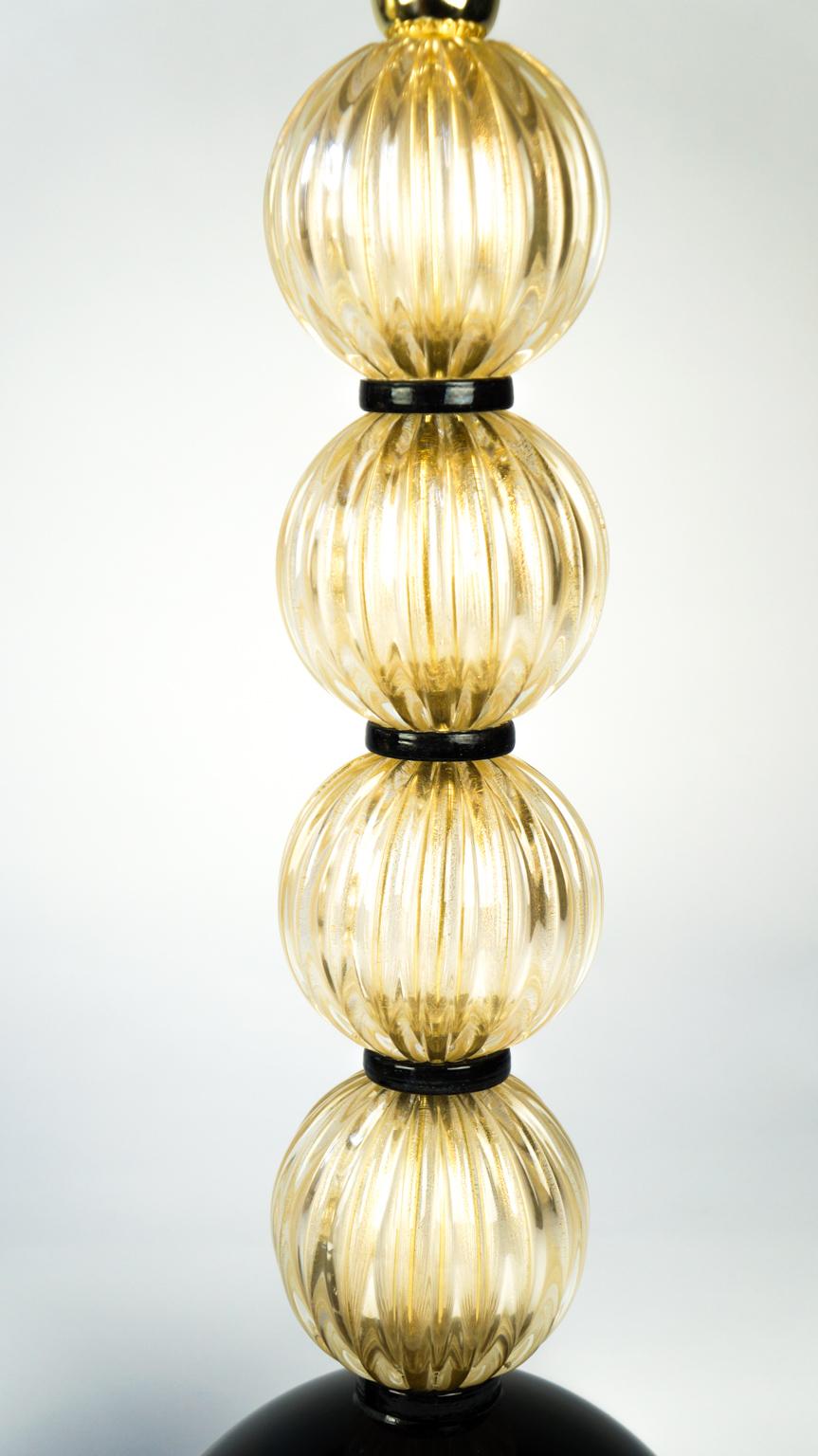 Fine XX secolo Fornace Donà - Due lampade da tavolo in vetro di Murano in oro e nero, 1985 in vendita