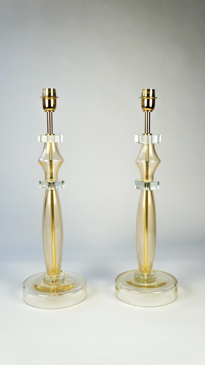 Esta hermosa lámpara fue diseñada en 1978 por Alberto Donà y no te la puedes perder.
Majestuosa por la ligereza que transmite, es una lámpara sinuosa y esbelta, formada por una base cilíndrica que soporta un cuello ahusado a ambos lados. A su vez,