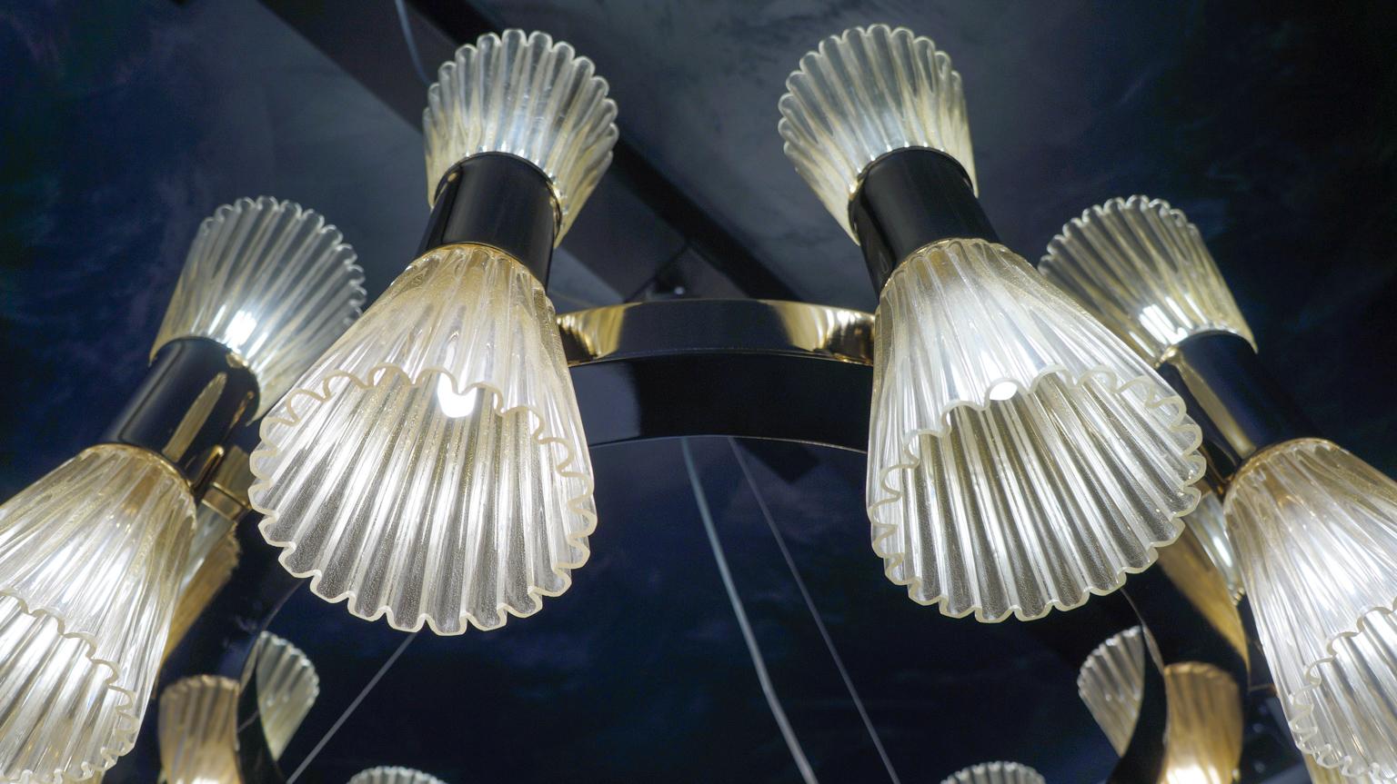 Fatto a mano Dona Furnace Lampadario rotondo in vetro di Murano dorato della metà del secolo scorso, 1998 in vendita