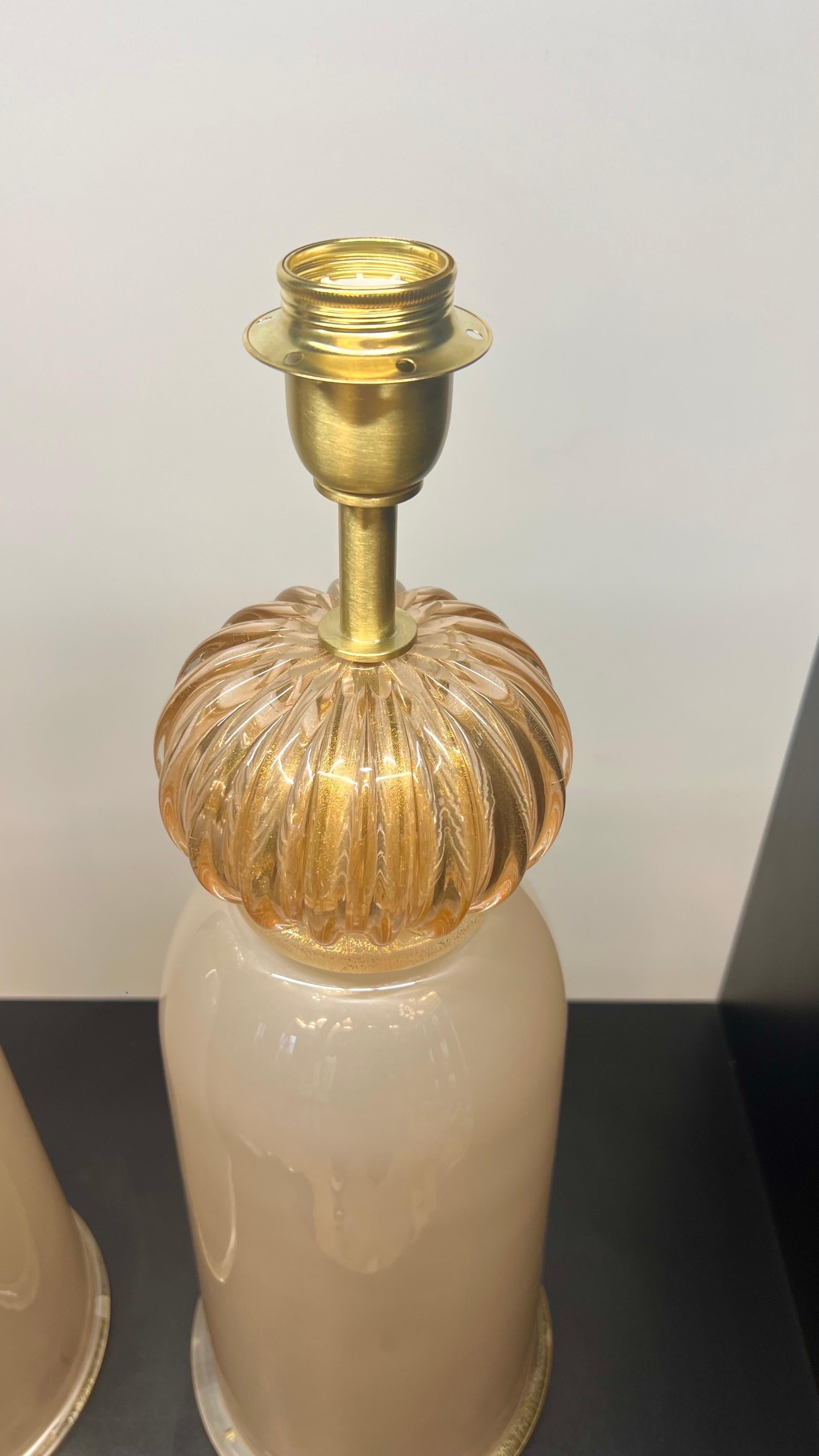Italiano Donà Furnace Mid-Century Modern Rubin Due lampade da tavolo in vetro di Murano 2024 in vendita