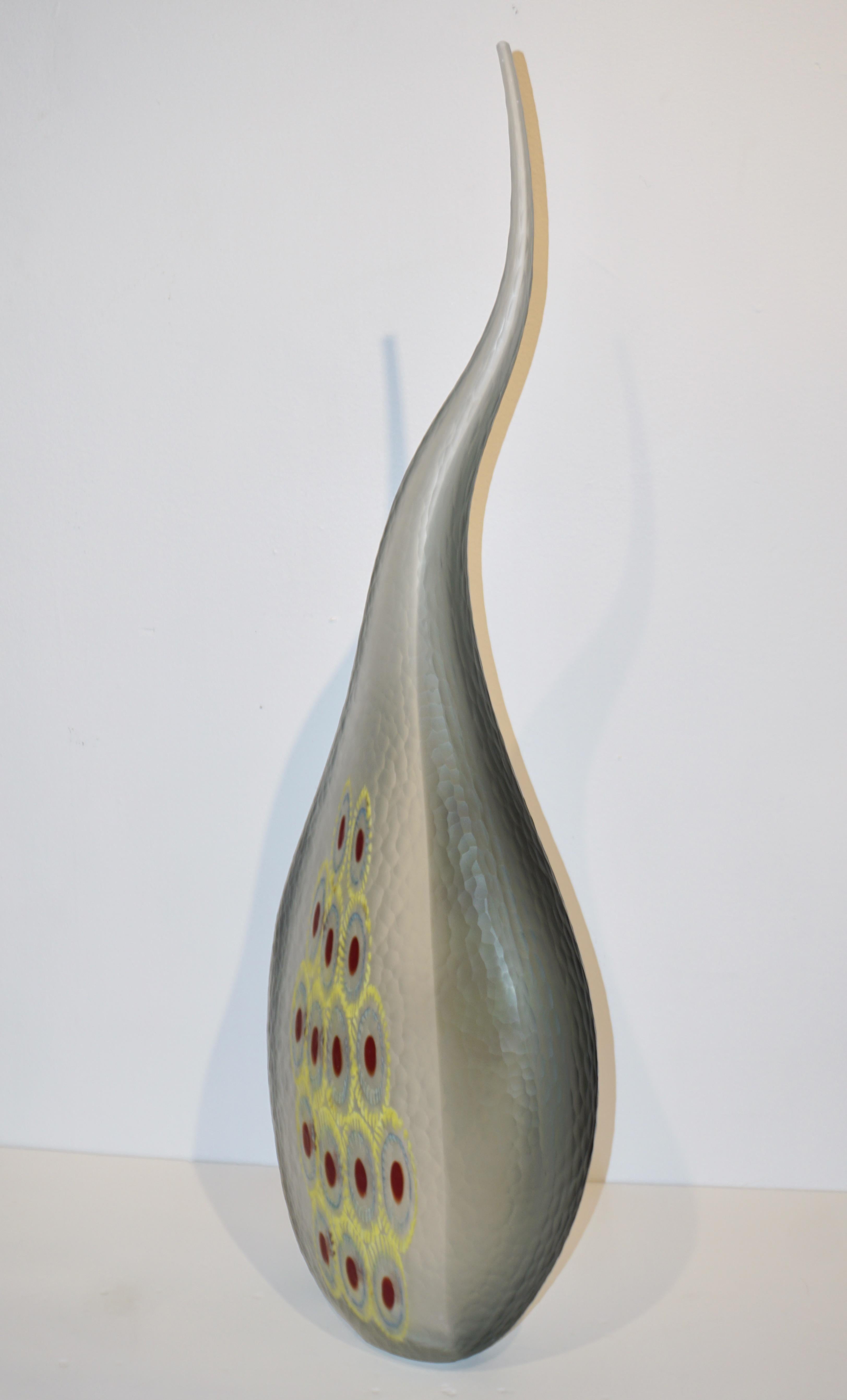 Vase sculptural Dona Modern Art Glass gris fumé avec murrine rouge et jaune en vente 2