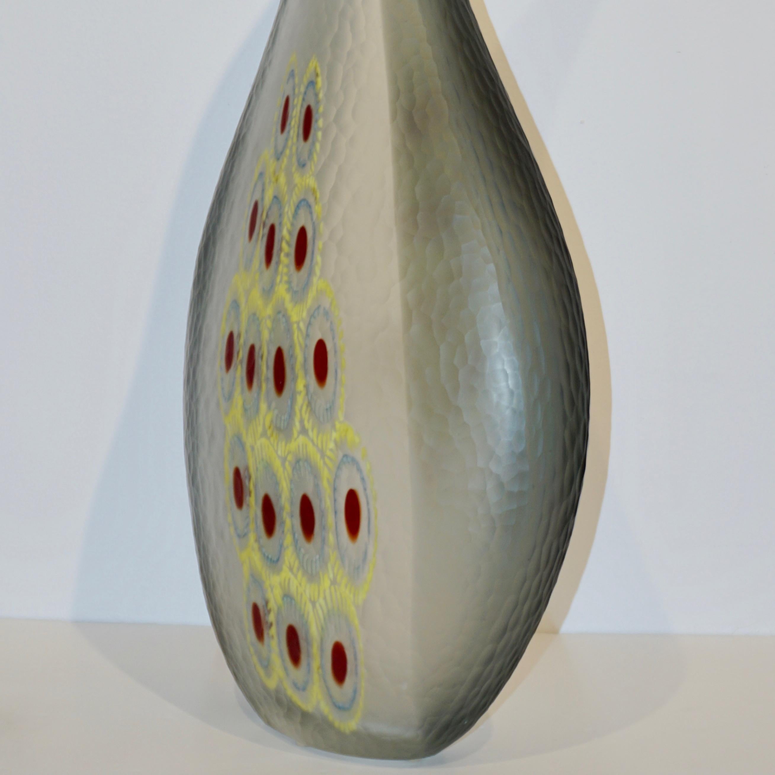 Dona, skulpturale Vase, moderne Kunst, rauchgrau, mit rotem und gelbem Murrine im Angebot 3