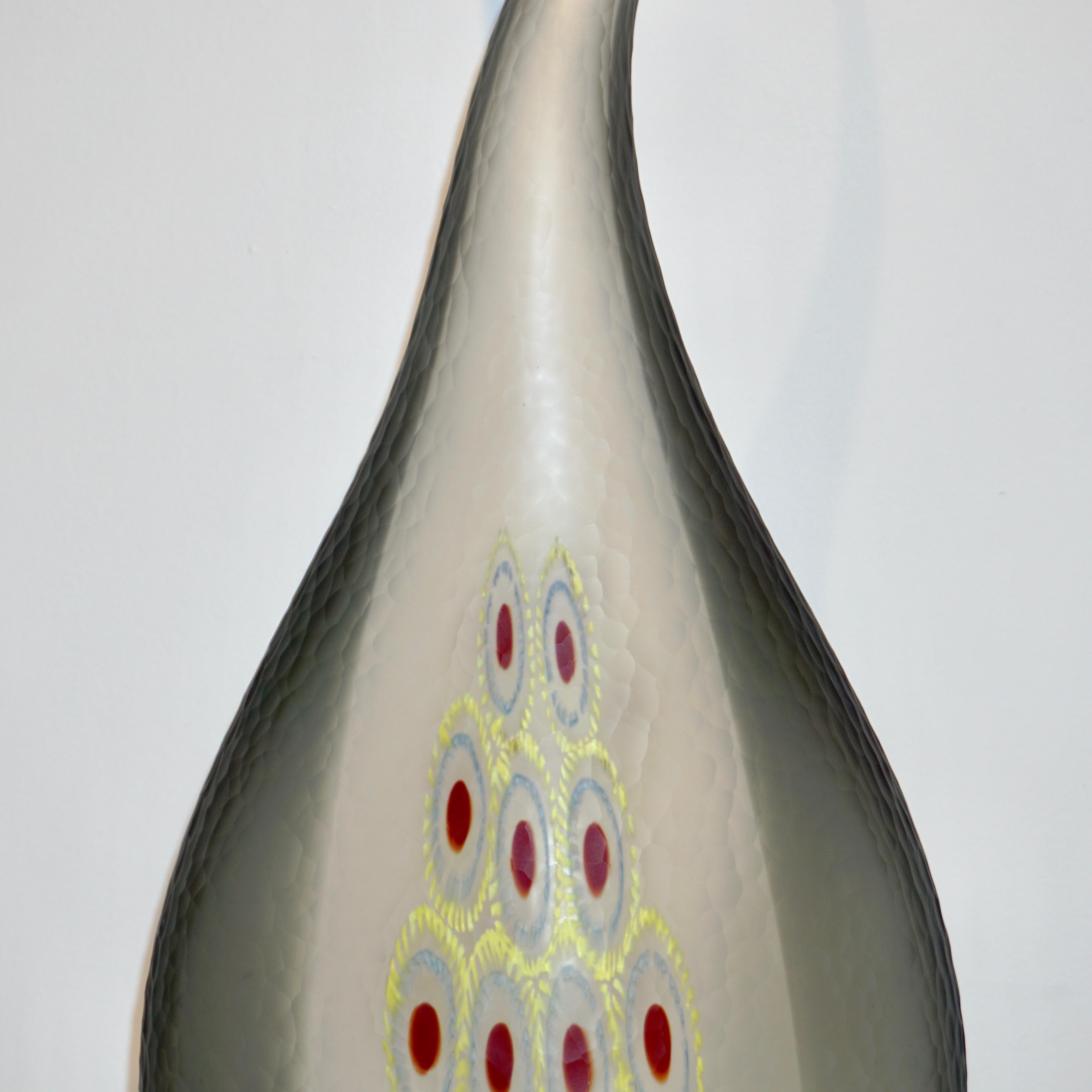 Dona, skulpturale Vase, moderne Kunst, rauchgrau, mit rotem und gelbem Murrine im Angebot 4