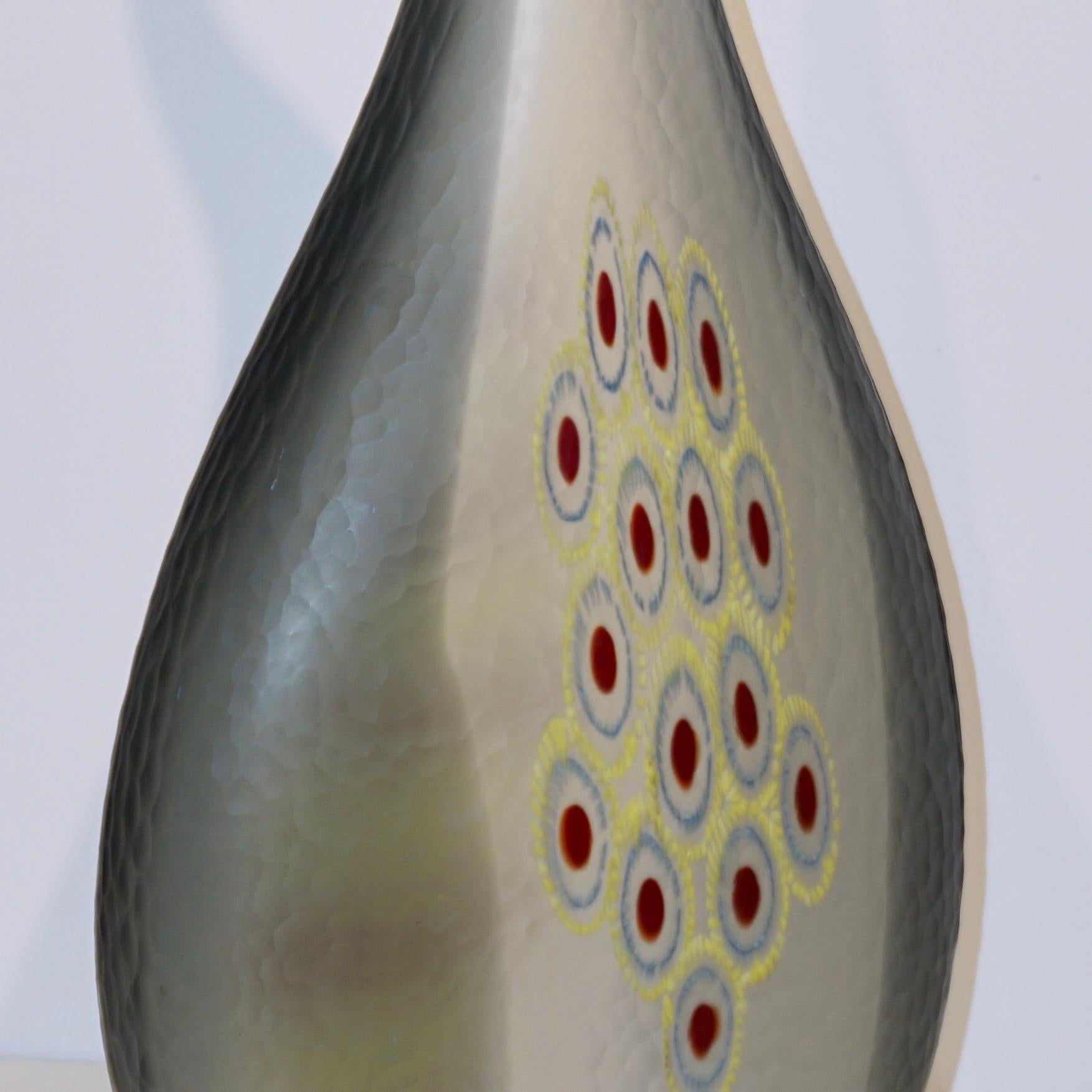 Vase sculptural Dona Modern Art Glass gris fumé avec murrine rouge et jaune en vente 5
