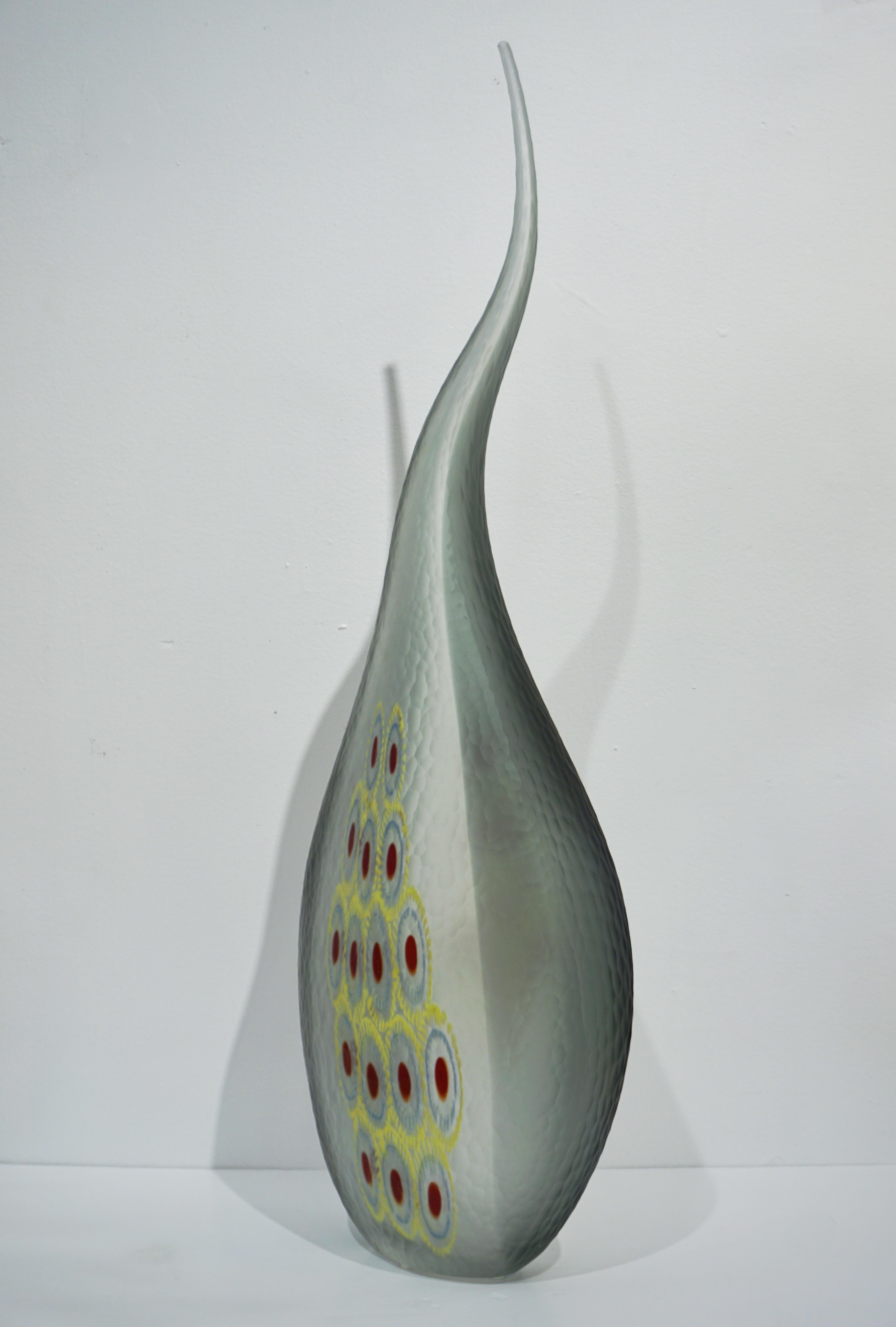 Organique Vase sculptural Dona Modern Art Glass gris fumé avec murrine rouge et jaune en vente