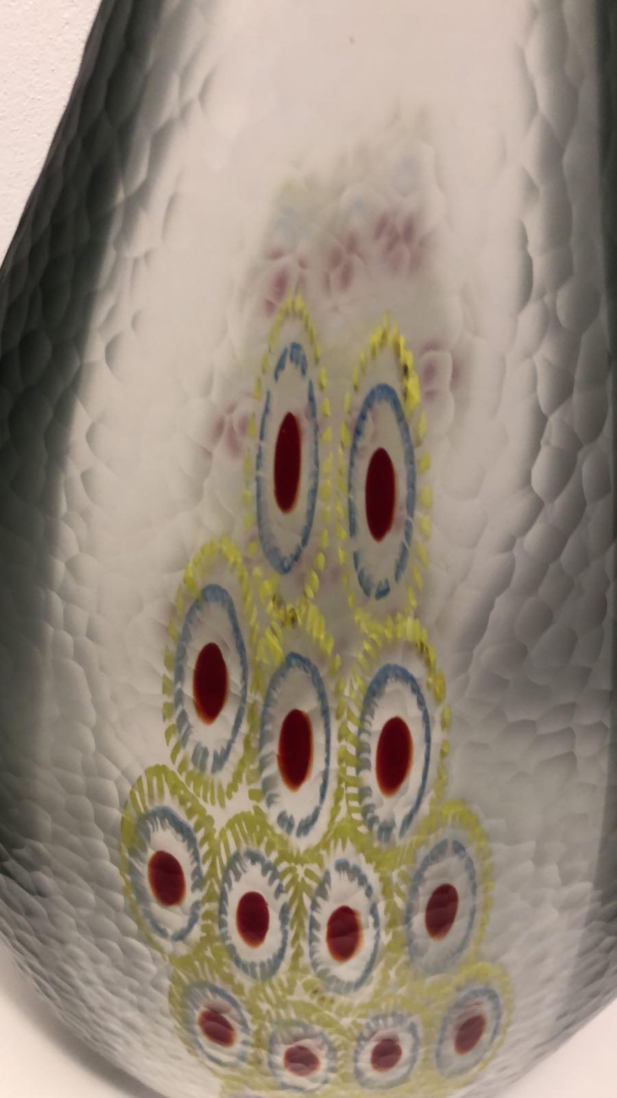 Italiano Vaso scultoreo in vetro artistico moderno Dona grigio fumé con murrine rosse e gialle in vendita