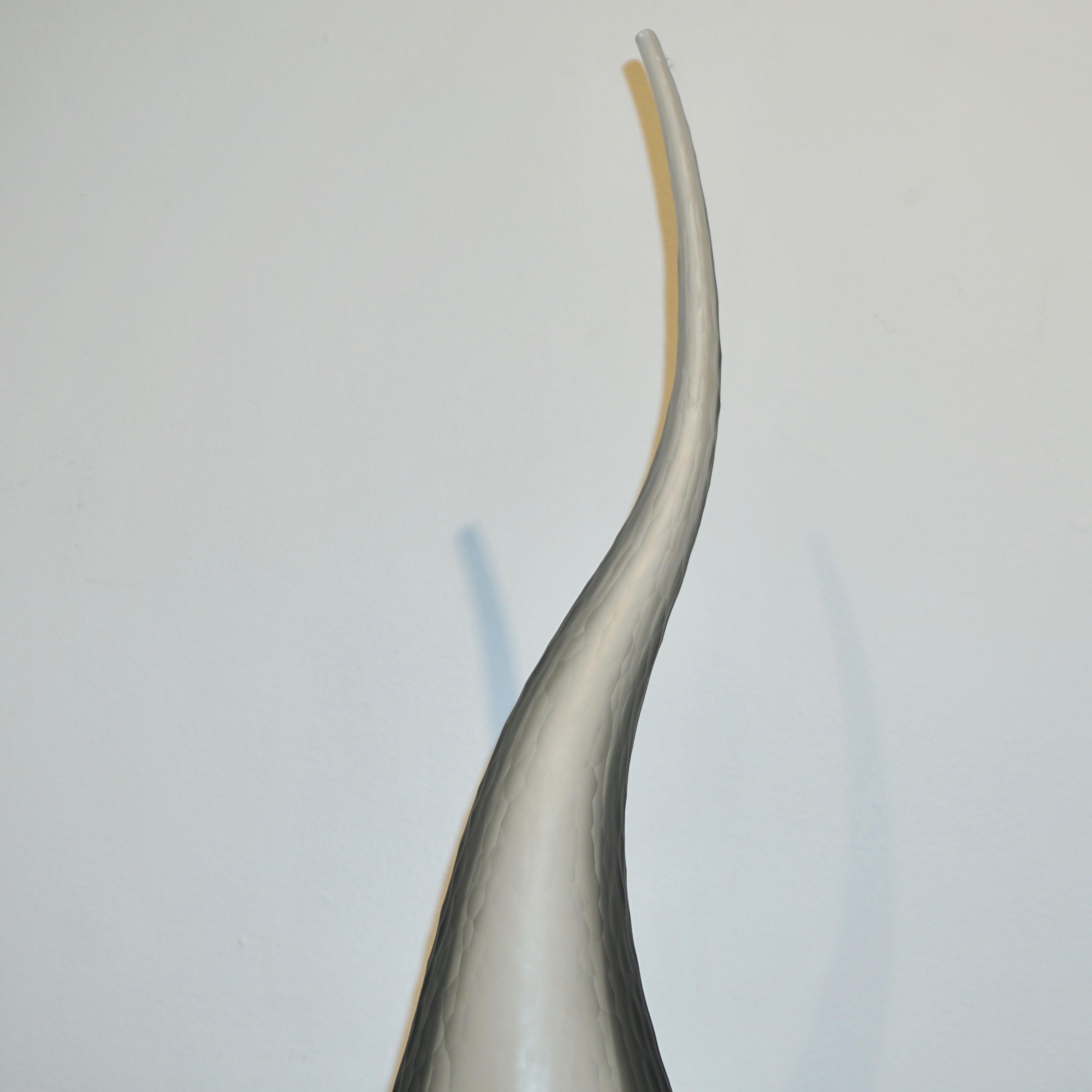 Sculpté à la main Vase sculptural Dona Modern Art Glass gris fumé avec murrine rouge et jaune en vente