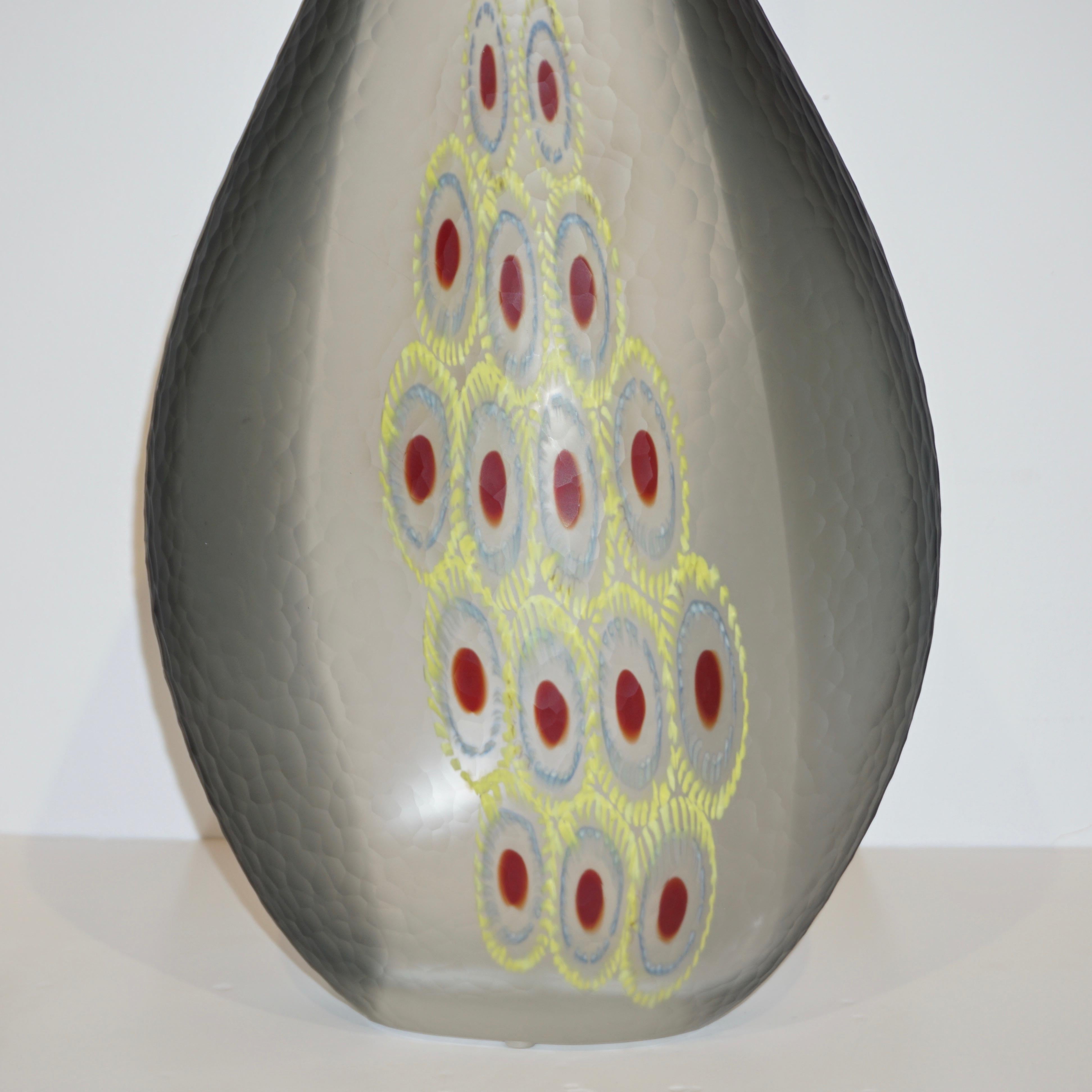 Murrine Vase sculptural Dona Modern Art Glass gris fumé avec murrine rouge et jaune en vente