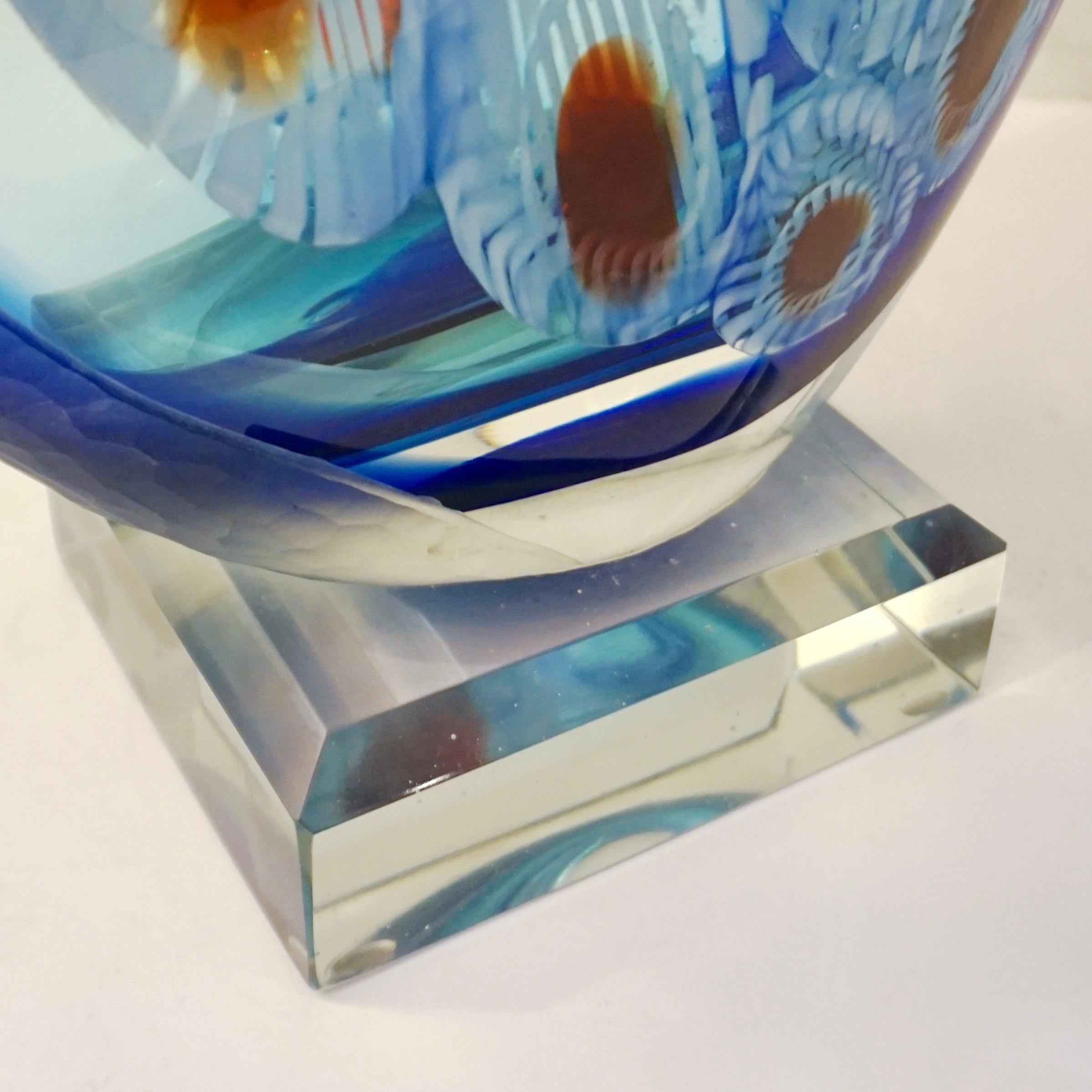 Vase sculpture Dona Modern Art en verre de Murano bleu saphir avec murrine rouge et blanche en vente 3