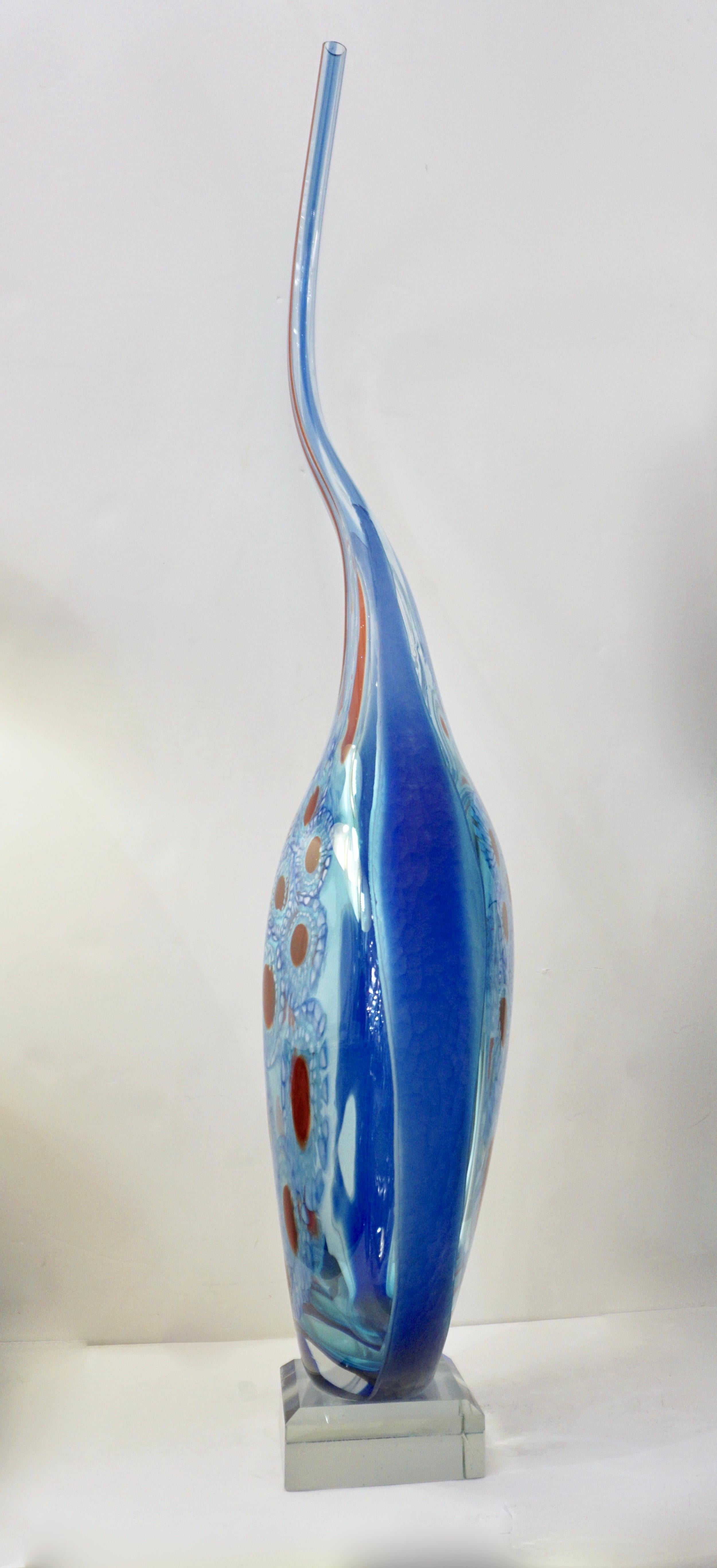 Vase en verre d'art italien monumental, œuvre d'art unique de Davide Donà, pièce signée en verre soufflé de Murano. Le corps aigue-marine teinté de reflets bleus est habilement embrassé par la superposition de côtés bleu saphir turquoise et souligné