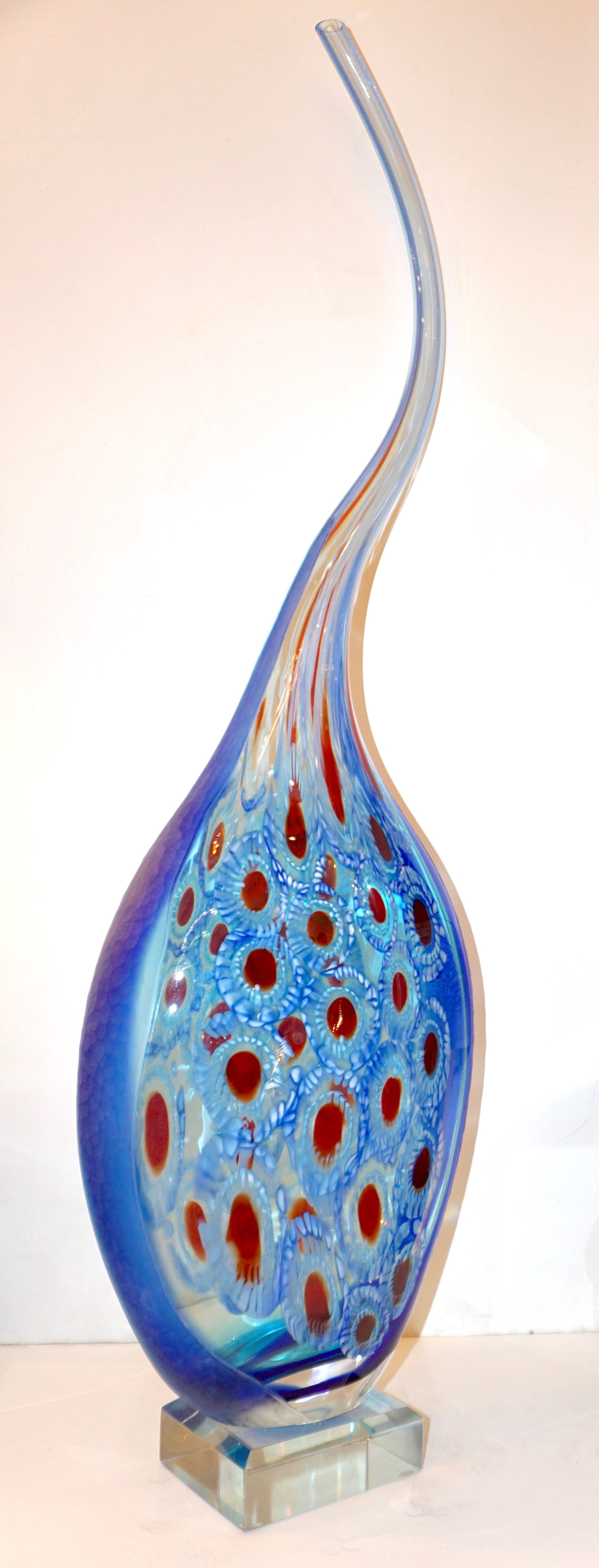 Organique Vase sculpture Dona Modern Art en verre de Murano bleu saphir avec murrine rouge et blanche en vente