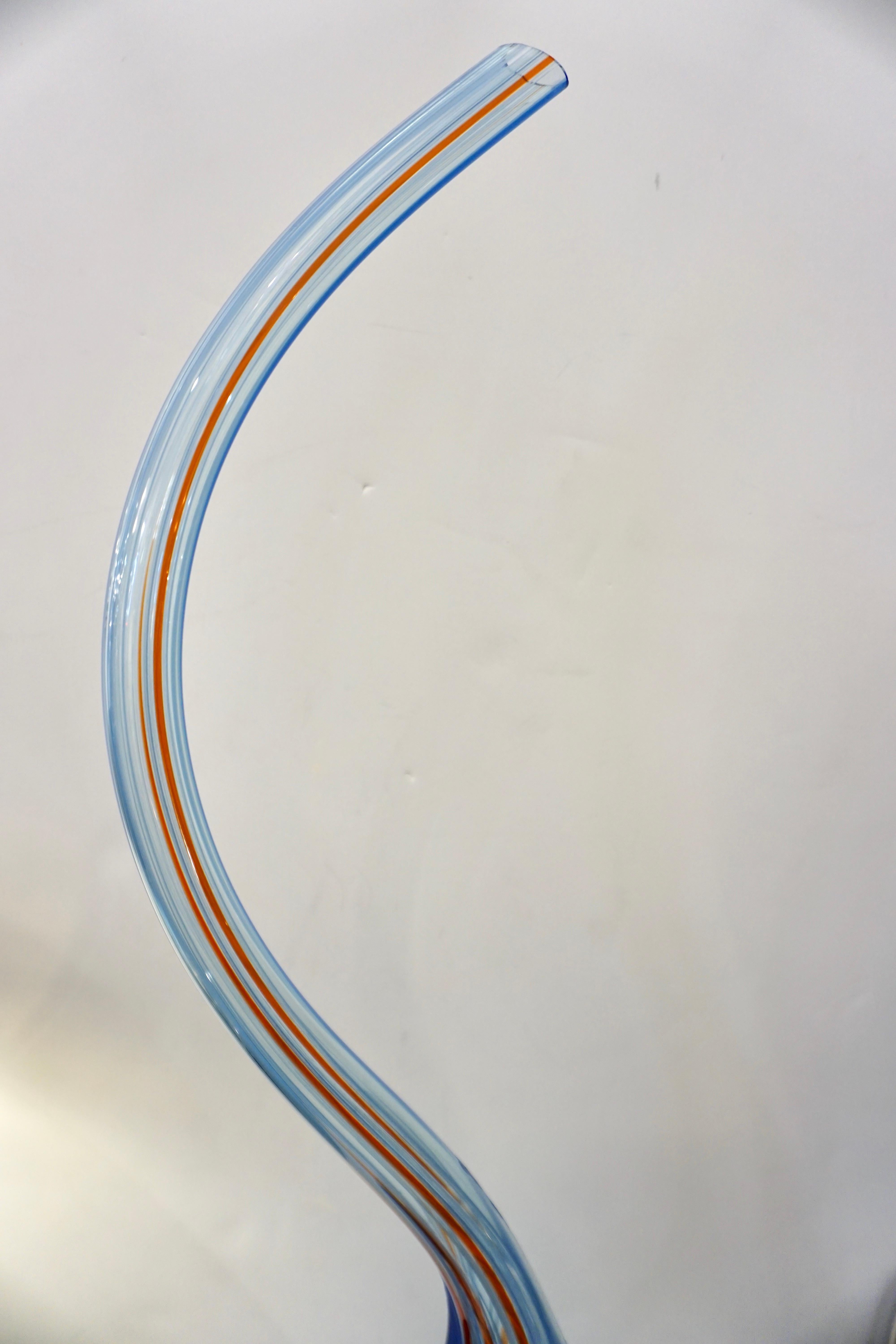 XXIe siècle et contemporain Vase sculpture Dona Modern Art en verre de Murano bleu saphir avec murrine rouge et blanche en vente