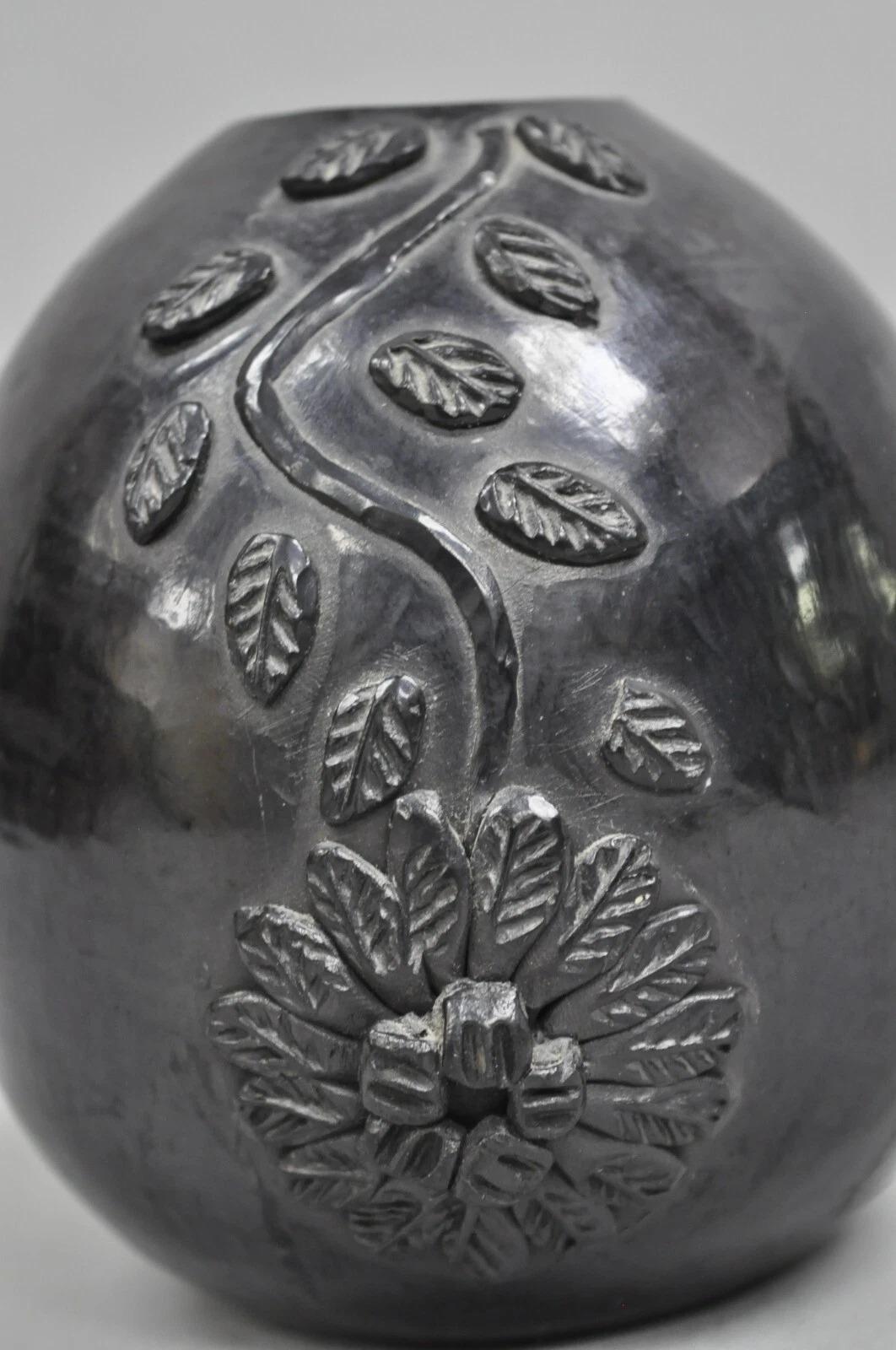 XX secolo Vaso per boccioli di fiori Dona Rosa Barro Negro in ceramica nera da 5