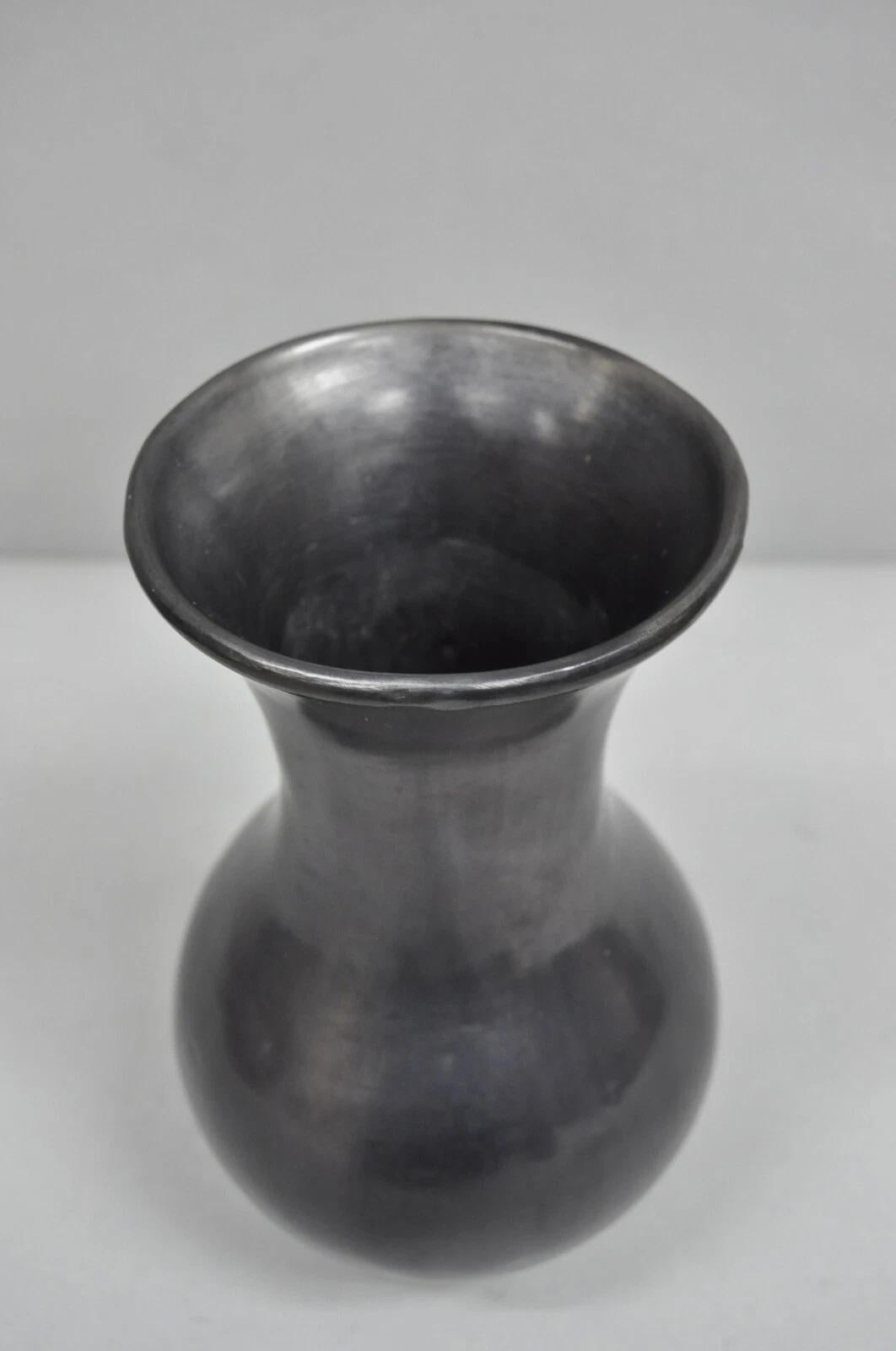 Mid-Century moderno Dona Rosa Barro Negro Vaso di fiori bulbosi in ceramica nera da 9