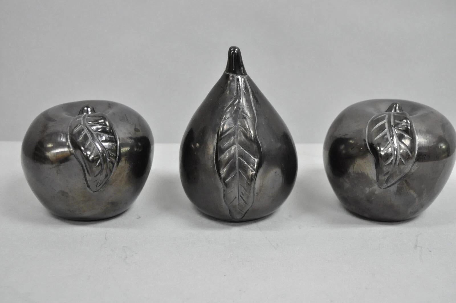 Mid-Century moderno Dona Rosa Barro Negro Frutta in ceramica nera Messico Mid Century Modern - 5 pezzi in vendita