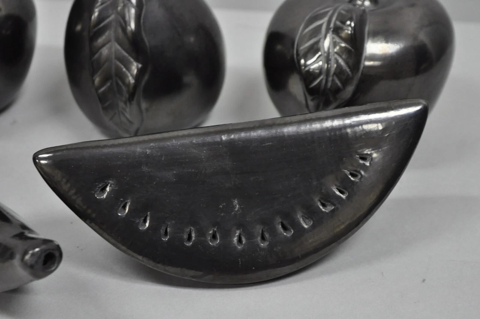Sconosciuto Dona Rosa Barro Negro Frutta in ceramica nera Messico Mid Century Modern - 5 pezzi in vendita